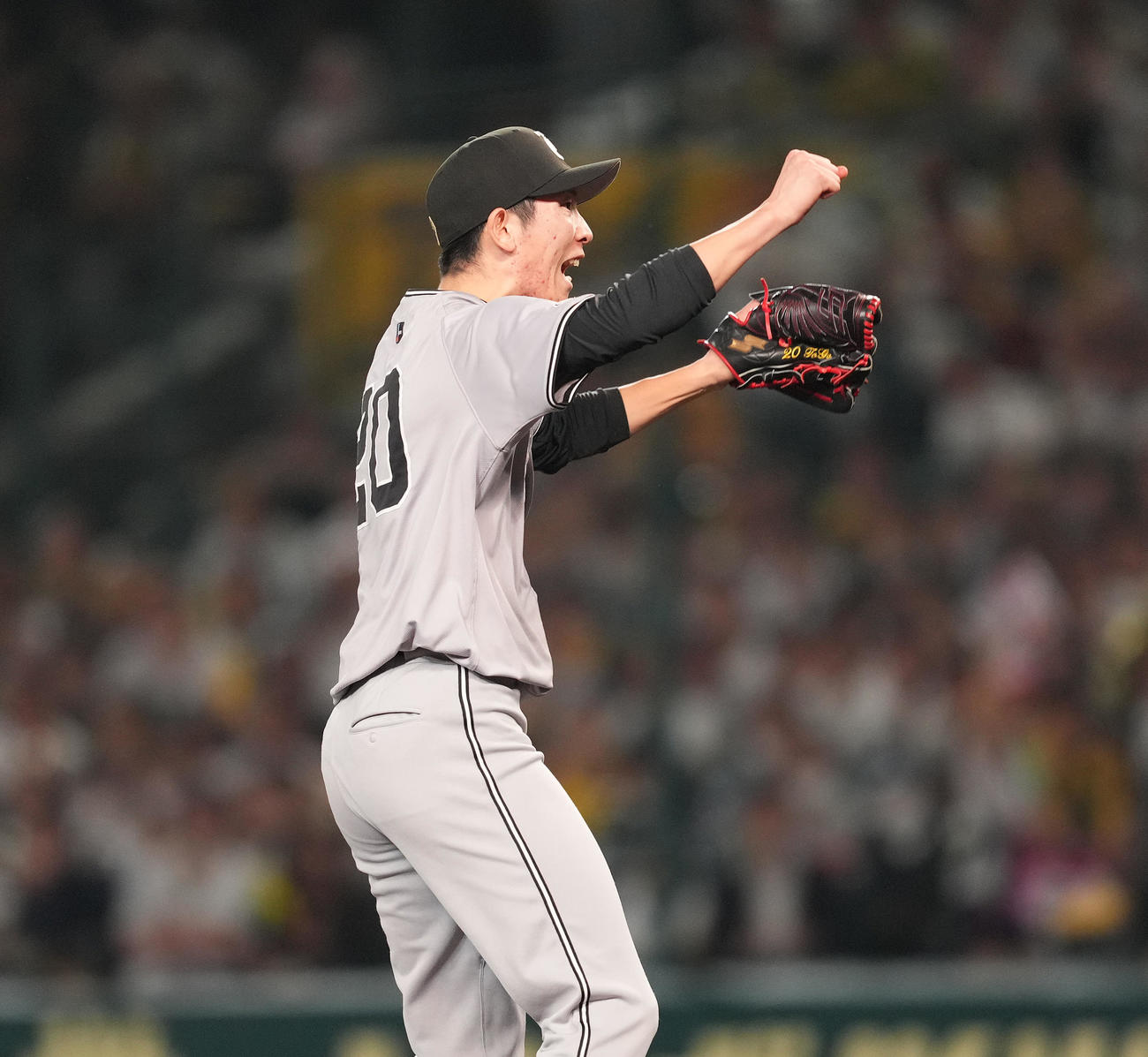 阪神対巨人　ノーヒットノーランを達成し、ガッツポーズを見せる巨人戸郷（撮影・菅敏）