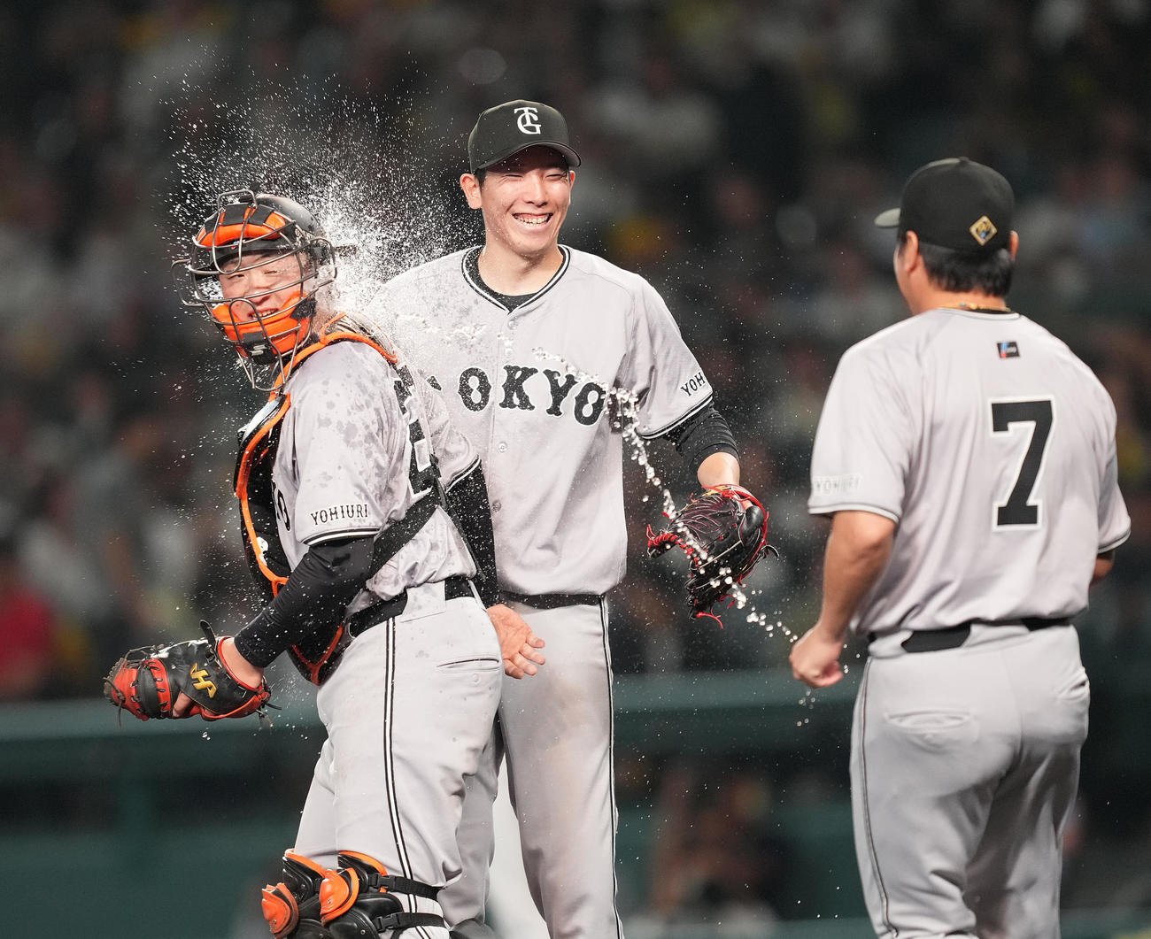 阪神対巨人　ノーヒットノーランを達成し、長野（右）から手荒い祝福を受ける戸郷（中央）（撮影・菅敏）