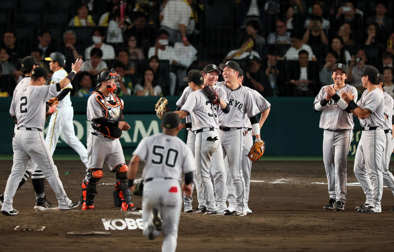 阪神対巨人　9回裏阪神2死二塁、戸郷はノーヒットノーランを達成しナインと笑顔を見せて抱き合った（撮影・加藤哉）
