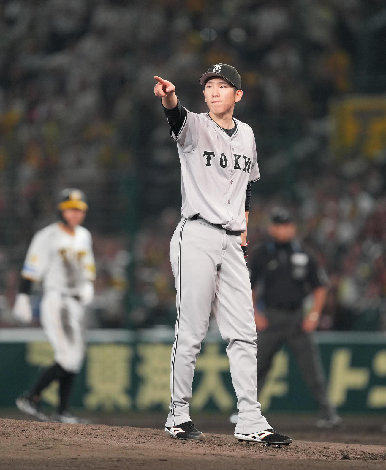 阪神対巨人　5回裏巨人1死一塁、打者前川の時、審判にスイングとアピールする戸郷（撮影・菅敏）