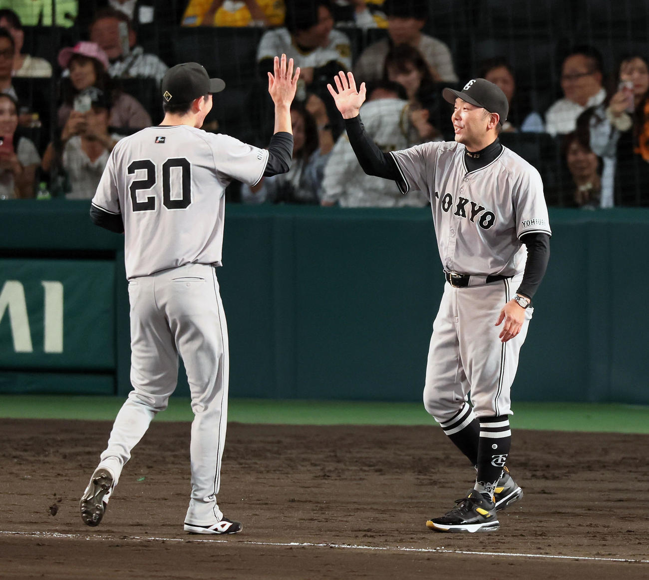 阪神対巨人　ノーヒットノーランを達成した戸郷（左）を出迎える阿部監督（撮影・加藤哉）