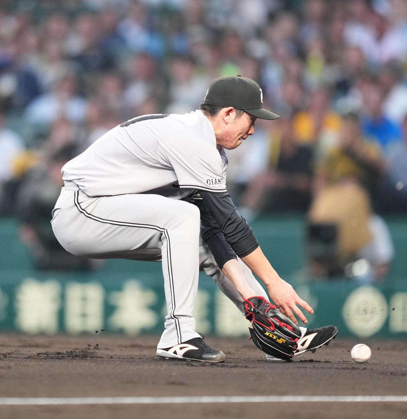 阪神対巨人　3回裏阪神2死、及川の打球を処理するも一塁に送球エラーをする戸郷（撮影・菅敏）