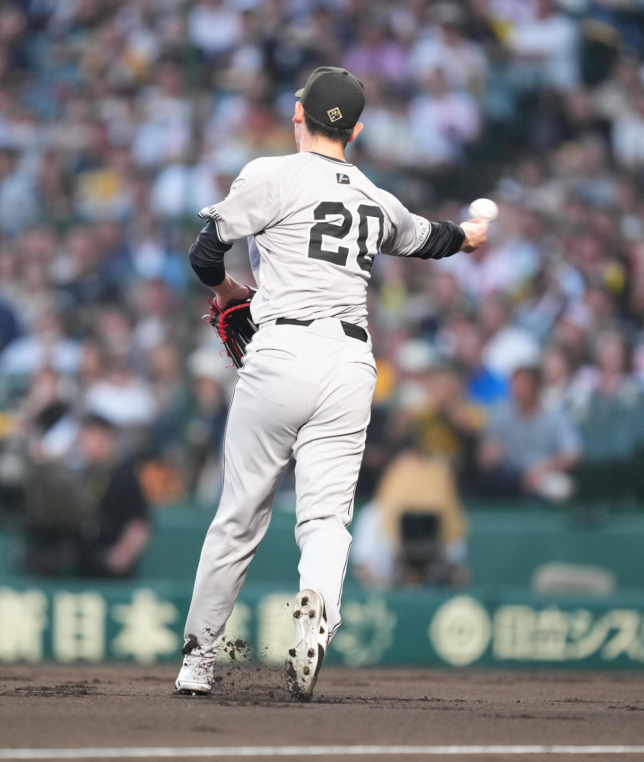 阪神対巨人　3回裏阪神2死、及川の打球を処理するも一塁に送球エラーをする戸郷（撮影・菅敏）