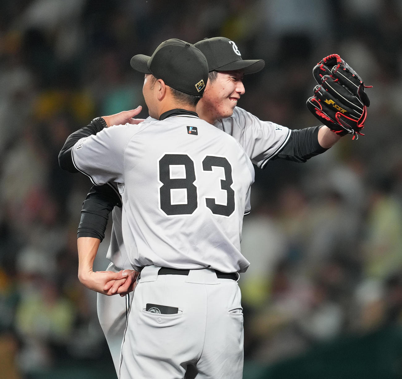 阪神対巨人　ノーヒットノーランを達成し、阿部監督（左）にハグで祝福される巨人戸郷（撮影・菅敏）