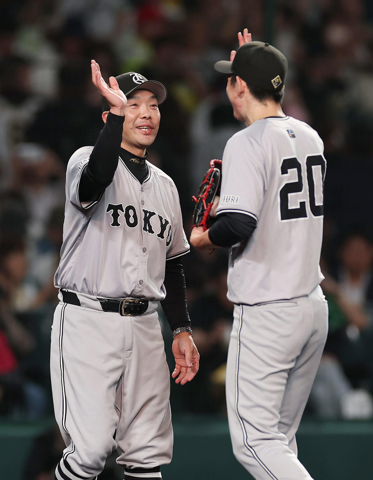 阪神対巨人　ノーヒットノーランを達成した巨人戸郷（右）をタッチで迎える阿部監督（撮影・前田充）