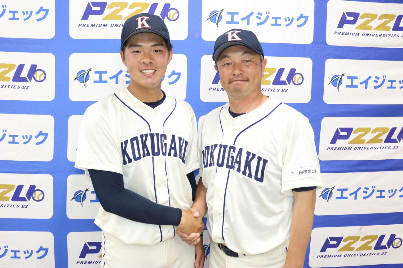 国学院大対日大　笑顔で握手する国学院大・仲村（左）と鳥山監督（撮影・野見山拓樹）