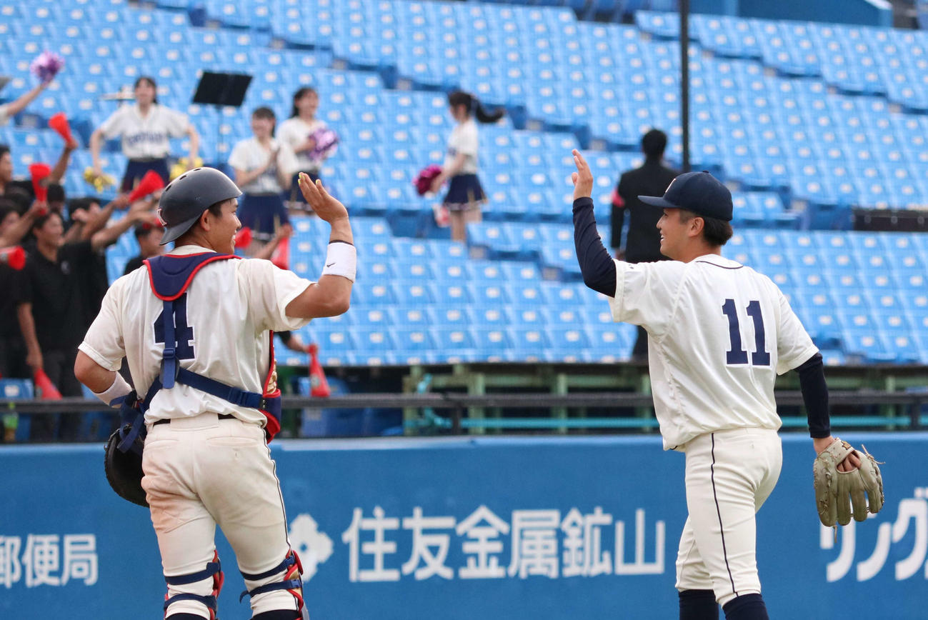 国学院大対日大　1勝1敗のタイに持ち込み、ハイタッチする国学院大・神里（左）と最後を締めた新名（撮影・野見山拓樹）
