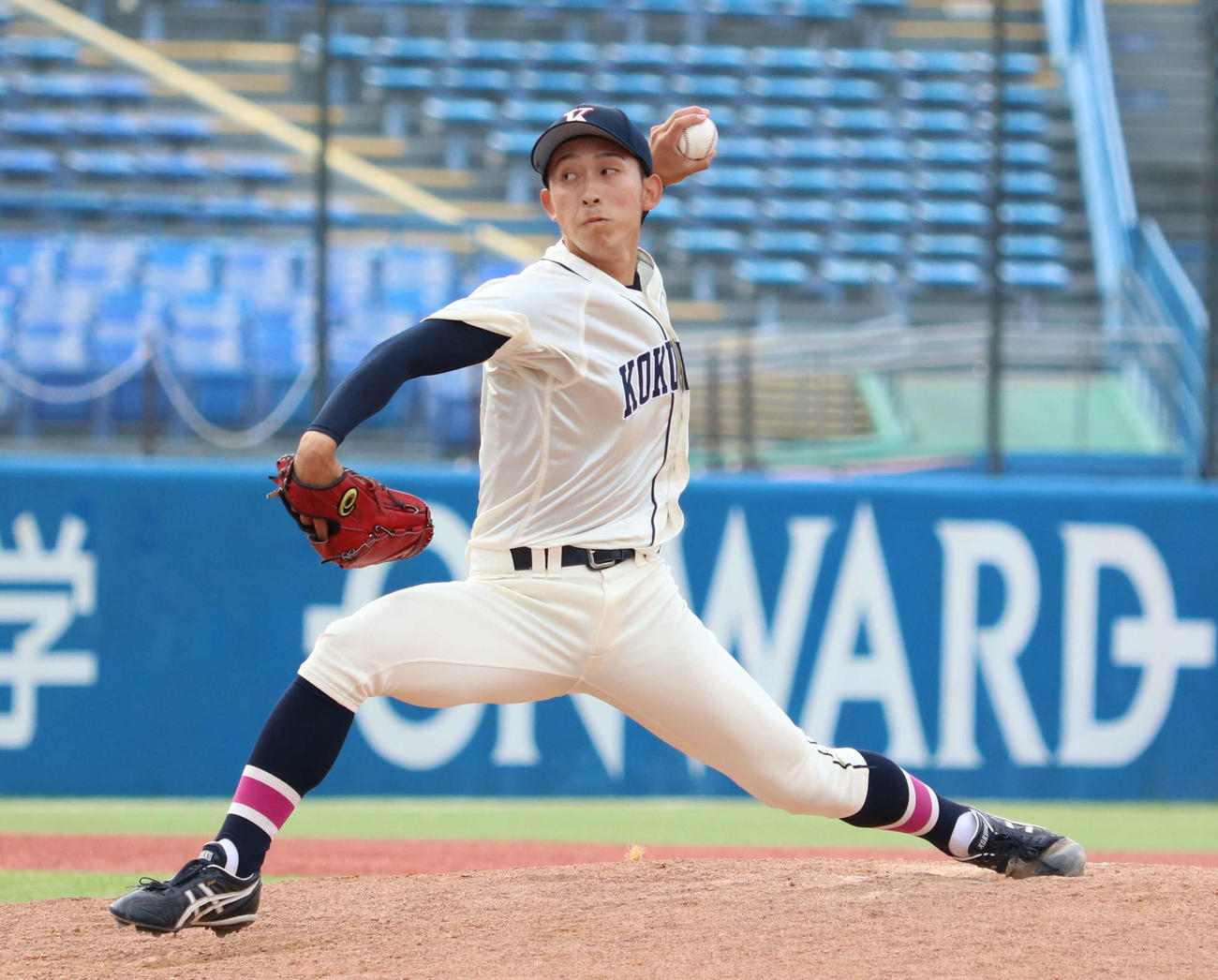 国学院大対日大　4番手で登板し力投する国学院大・飯田（撮影・野見山拓樹）