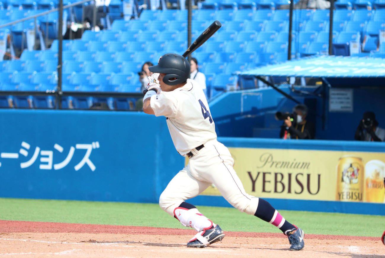 国学院大対日大　2回表国学院大1死三塁、一時勝ち越しとなる適時打を放つ神里（撮影・野見山拓樹）