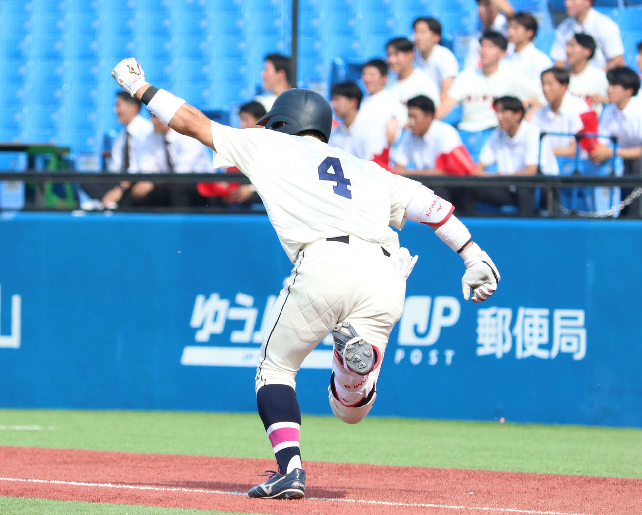 国学院大対日大　2回表国学院大1死三塁、一時勝ち越しとなる適時打を放ち拳を突き上げる神里（撮影・野見山拓樹）