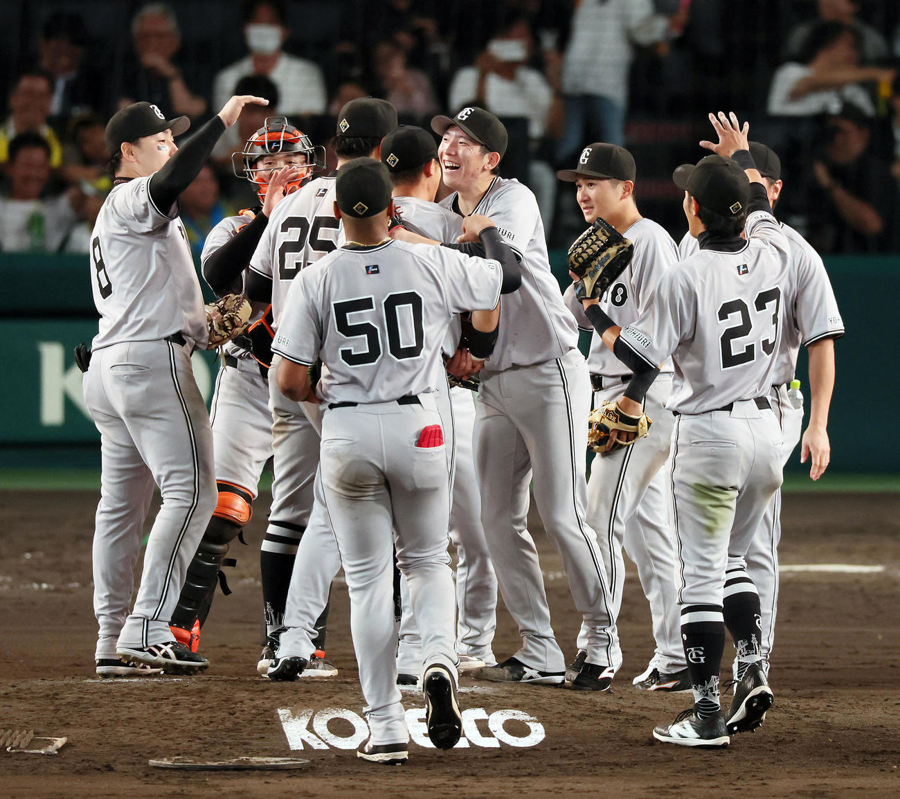 阪神対巨人　9回裏阪神2死二塁、戸郷はノーヒットノーランを達成しナインと笑顔を見せて抱き合った（撮影・加藤哉）