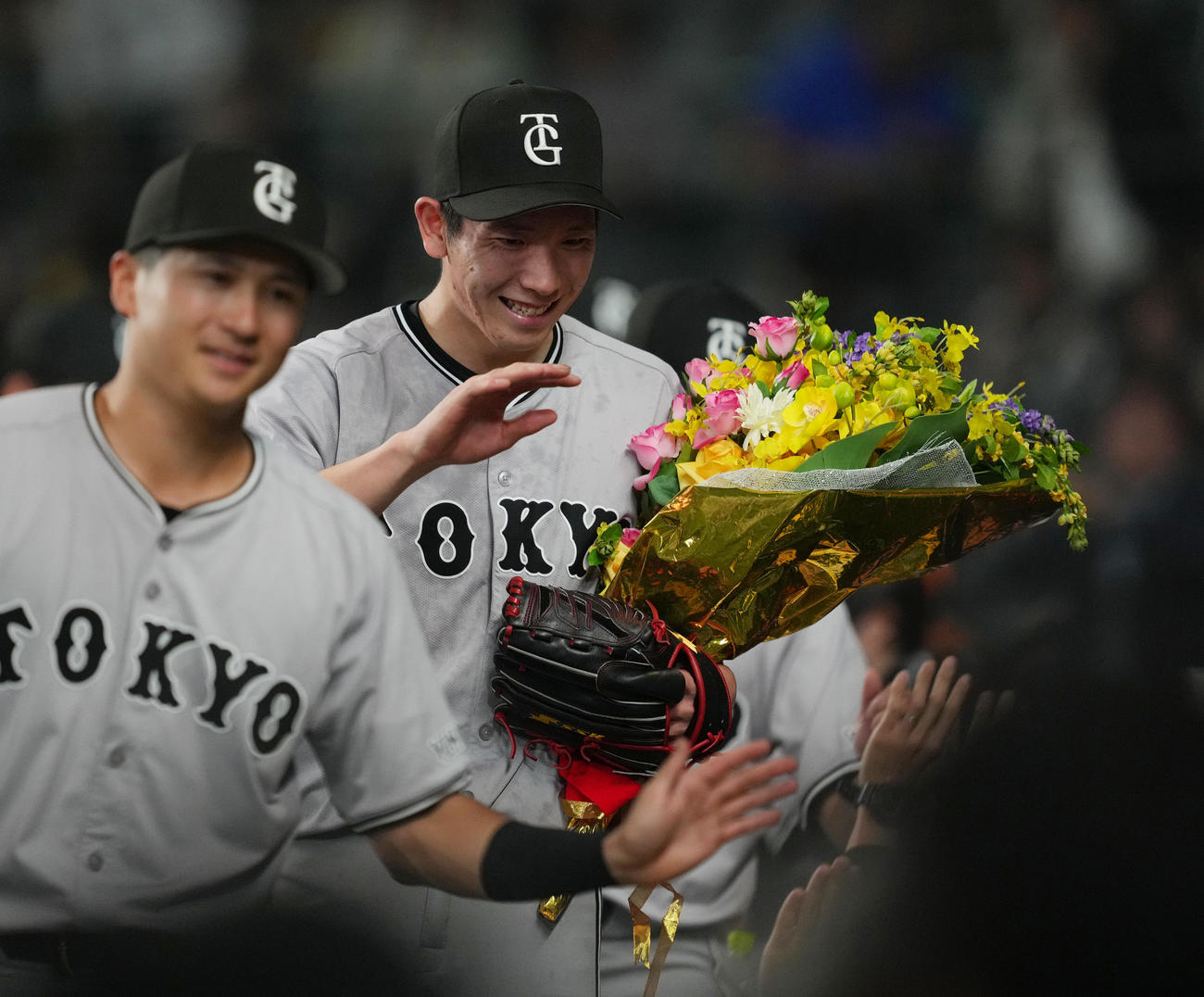 阪神対巨人　ノーヒットノーランを達成し、花束を手に笑顔を見せる巨人戸郷（右）（撮影・菅敏）