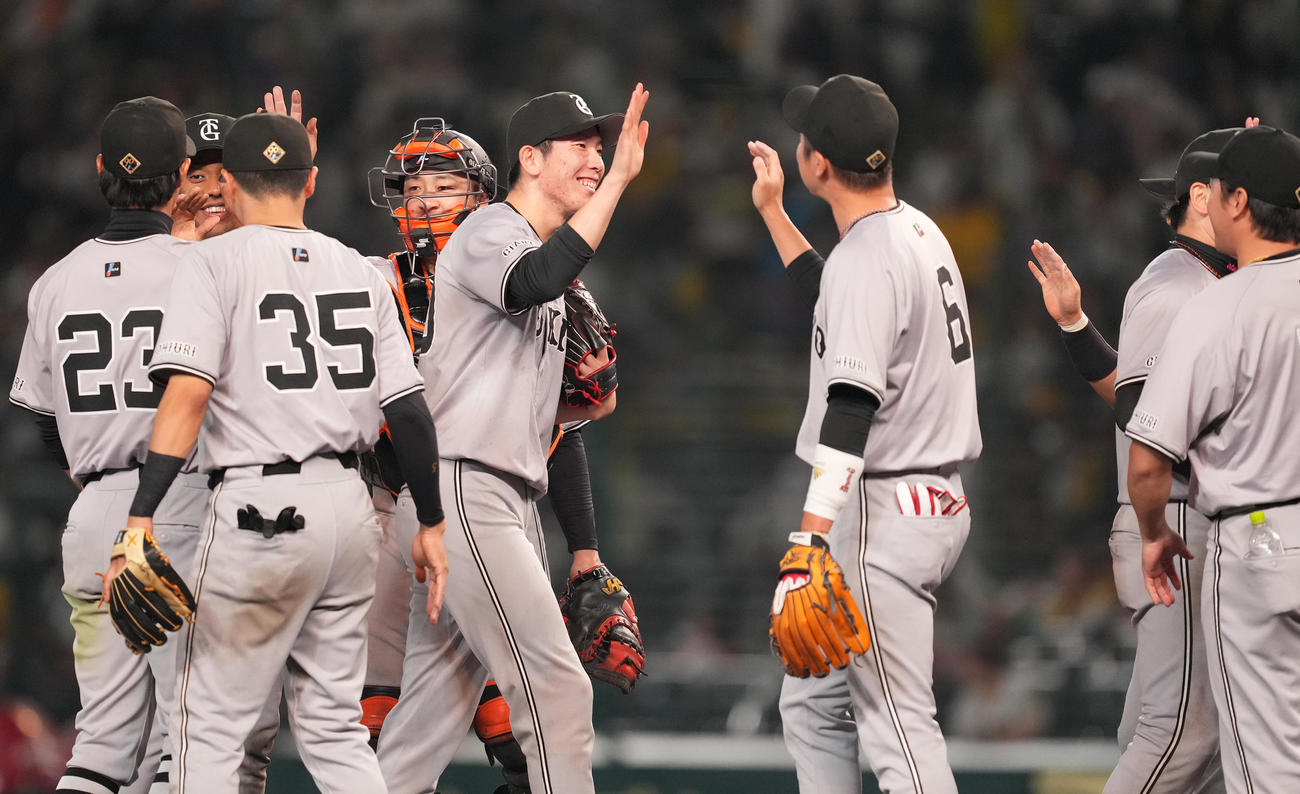 阪神対巨人　ノーヒットノーランを達成し、ナインに祝福され、笑顔を見せる戸郷（中央）（撮影・菅敏）