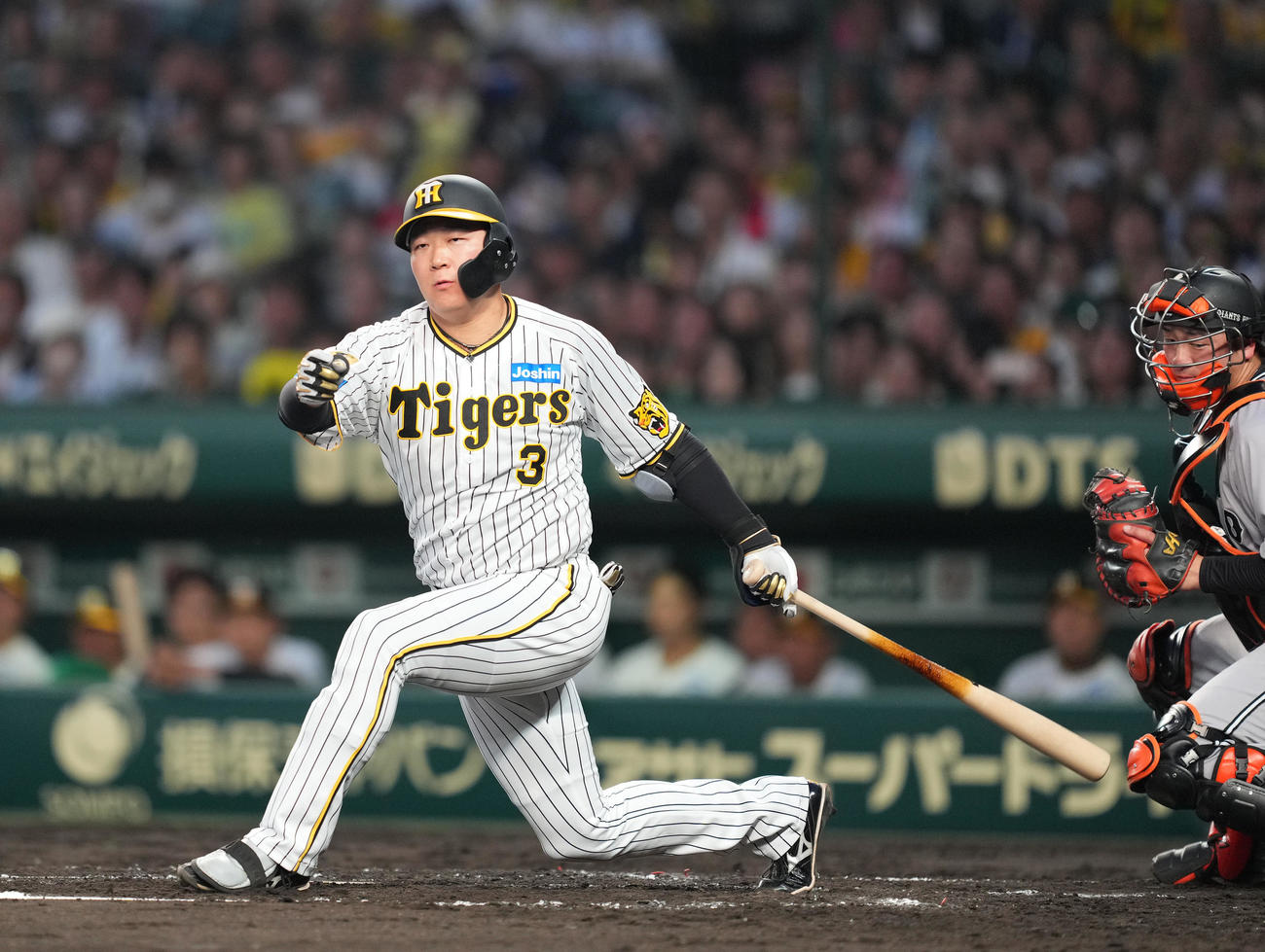 阪神対巨人　4回裏阪神2死、空振りの三振に倒れる大山（撮影・菅敏）