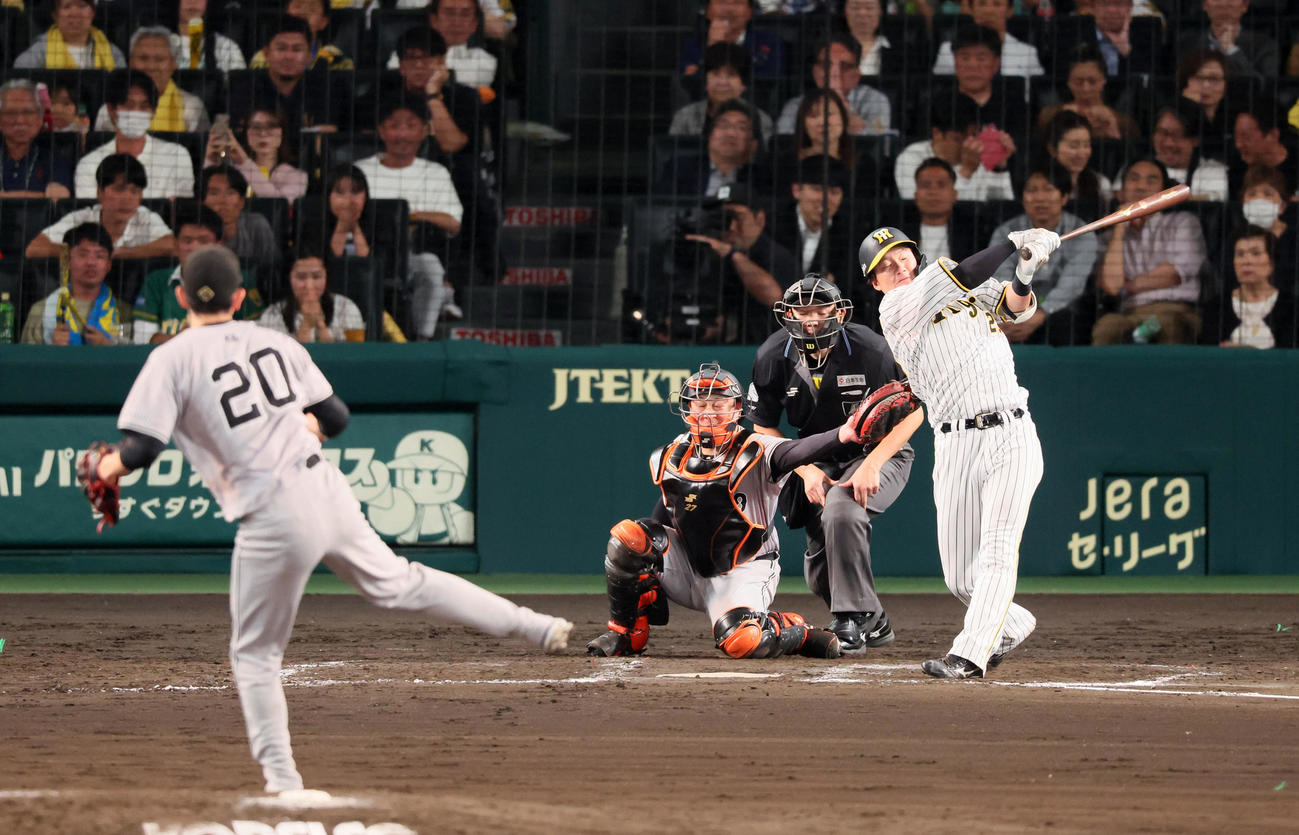 阪神対巨人　8回裏阪神2死、渡辺諒は三振に倒れる。投手は戸郷（撮影・加藤哉）