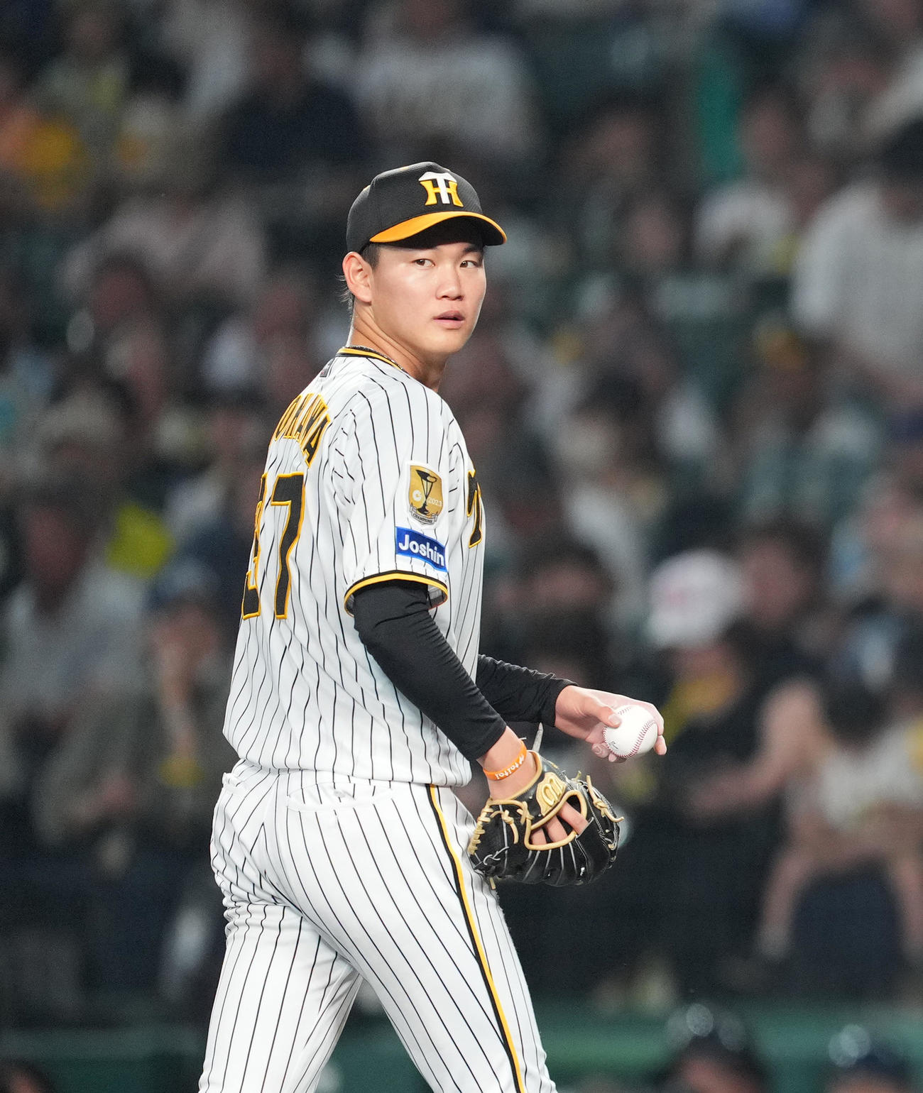 阪神対巨人　5回表巨人1死一塁、マウンドに戻るも降板する及川（撮影・菅敏）