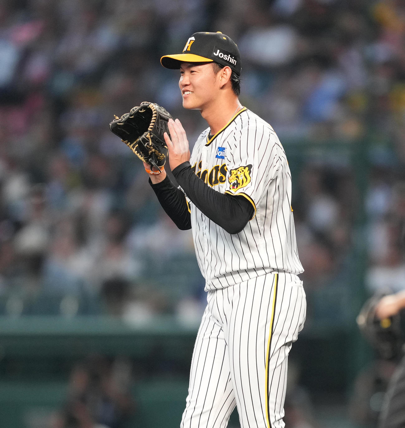 阪神対巨人　4回表巨人2死一塁、長野を三ゴロに仕留め、笑顔を見せる及川（撮影・菅敏）