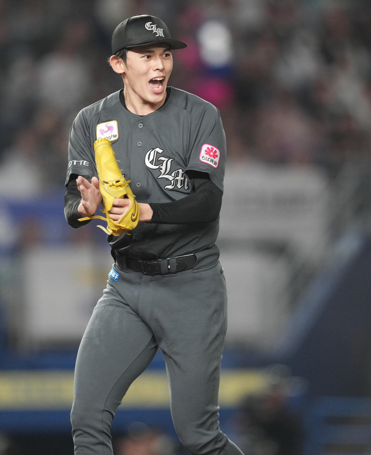ロッテ対ソフトバンク　5回表ソフトバンク1死一塁、柳田を二ゴロ併殺に仕留め、グラブをたたく佐々木（撮影・鈴木みどり）