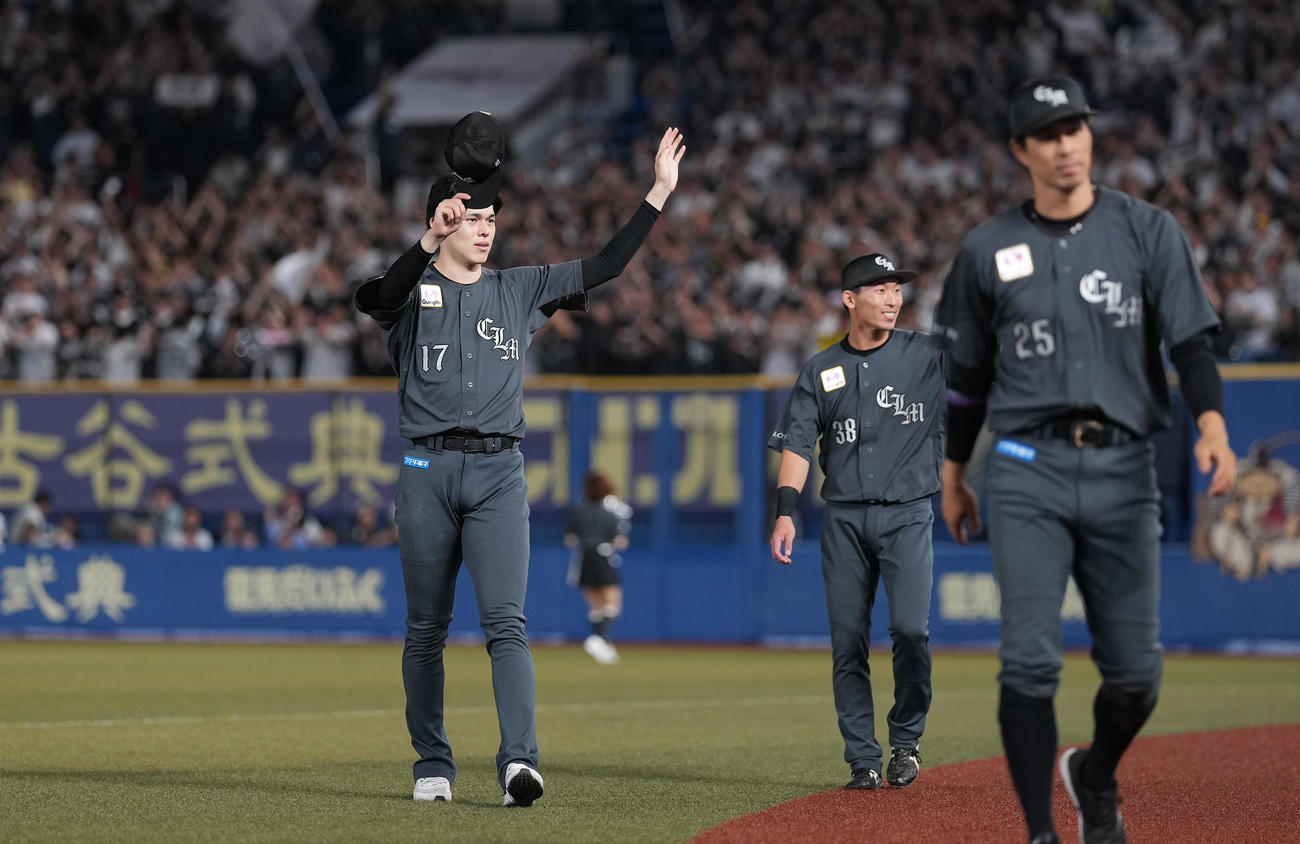 ロッテ対ソフトバンク　ソフトバンクに勝利し、ファンの声援に応えるロッテ佐々木（左）（撮影・鈴木みどり）