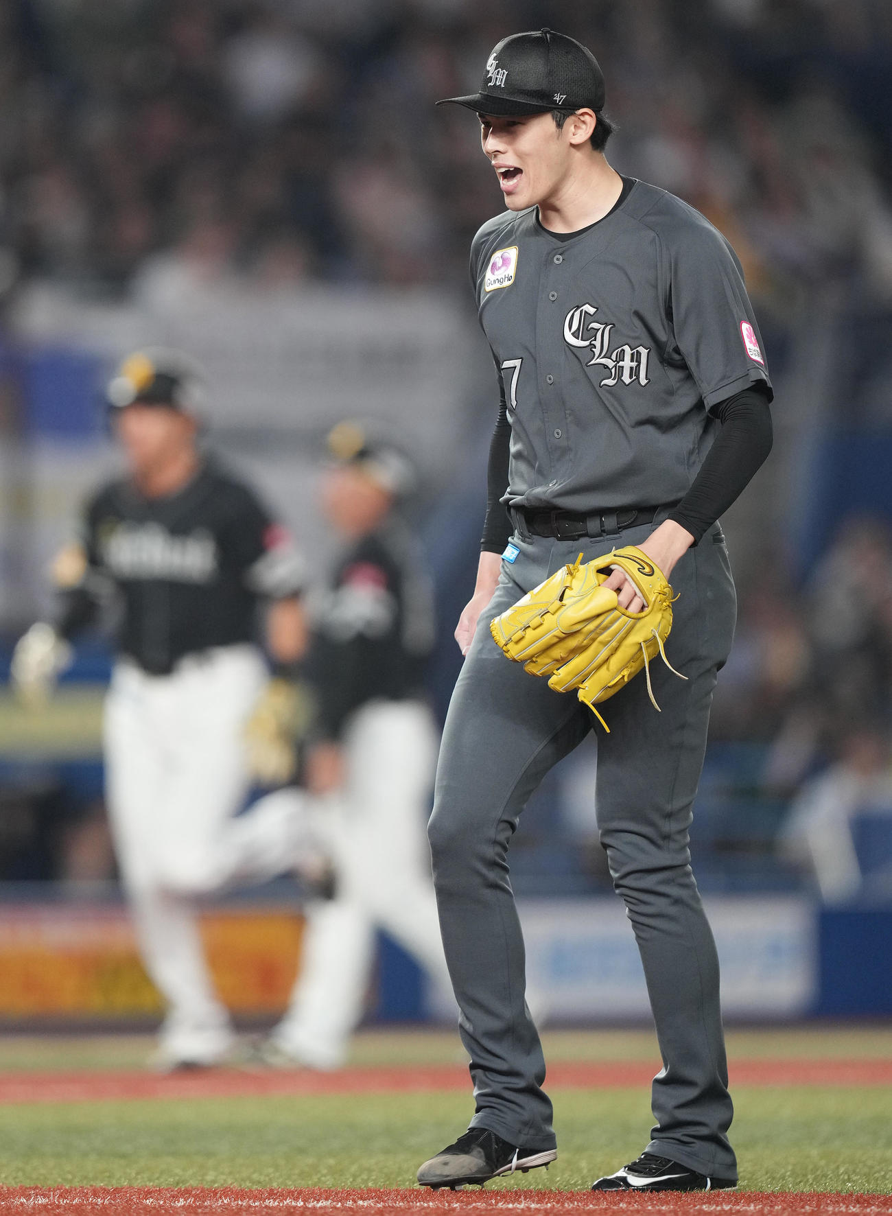 ロッテ対ソフトバンク　3回表を終え、ほえるロッテ佐々木（撮影・鈴木みどり）