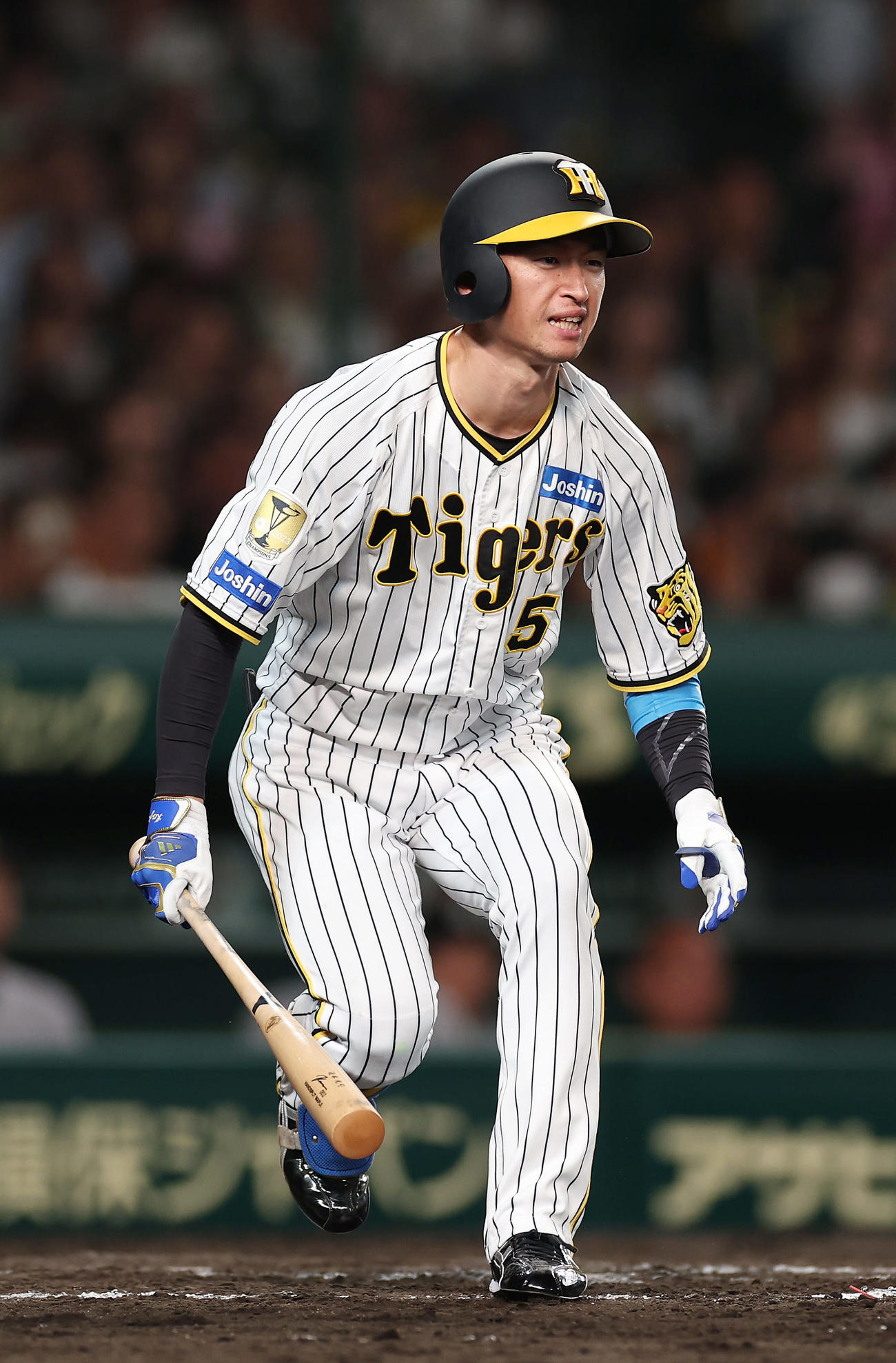 阪神対巨人　9回裏阪神1死二塁、一直に倒れる近本（撮影・前田充）