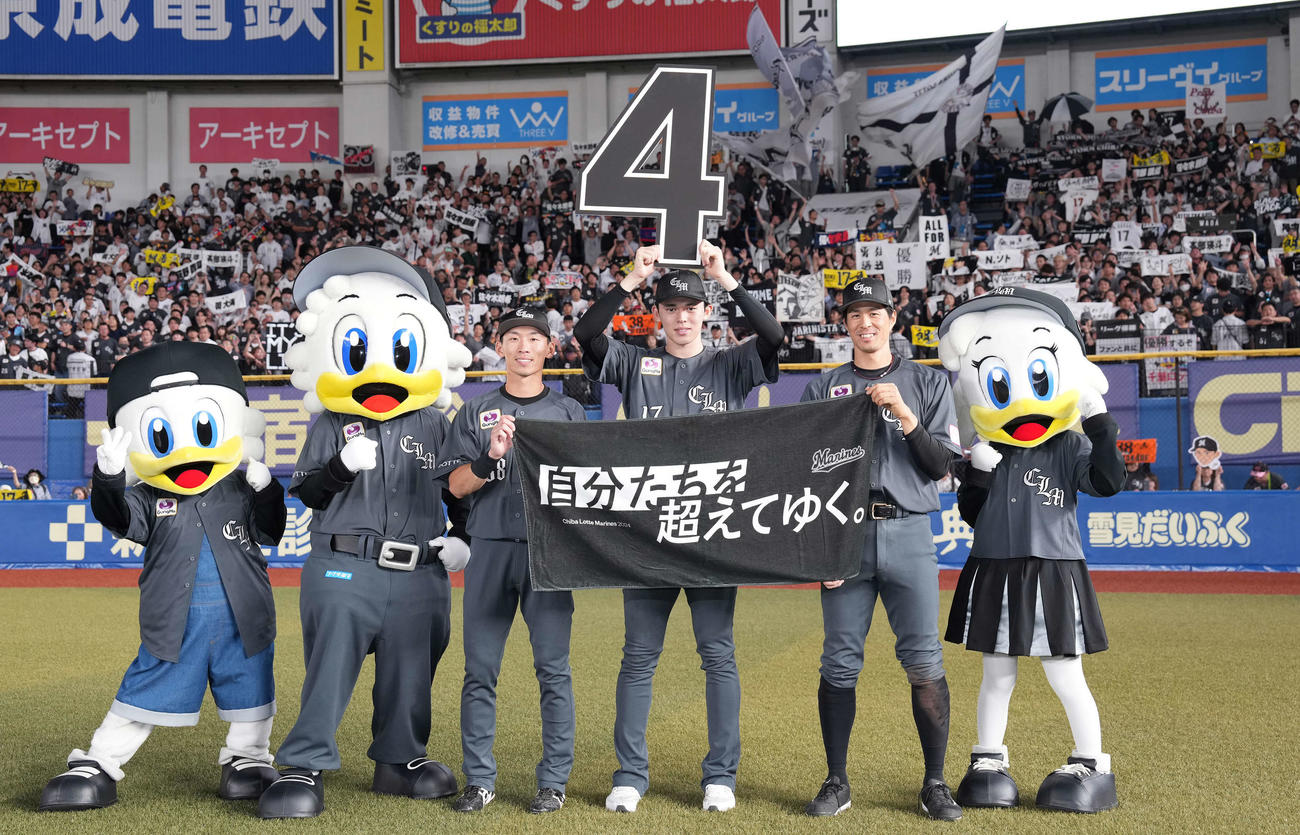 ロッテ対ソフトバンク　ソフトバンクに勝利し、笑顔で記念撮影に納まるロッテ佐々木（中央）、高部（左）、岡（撮影・鈴木みどり）