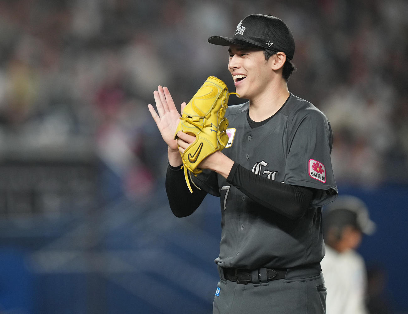 ロッテ対ソフトバンク　5回表ソフトバンク1死一塁、柳田を二ゴロ併殺に仕留め、笑顔の佐々木（撮影・鈴木みどり）