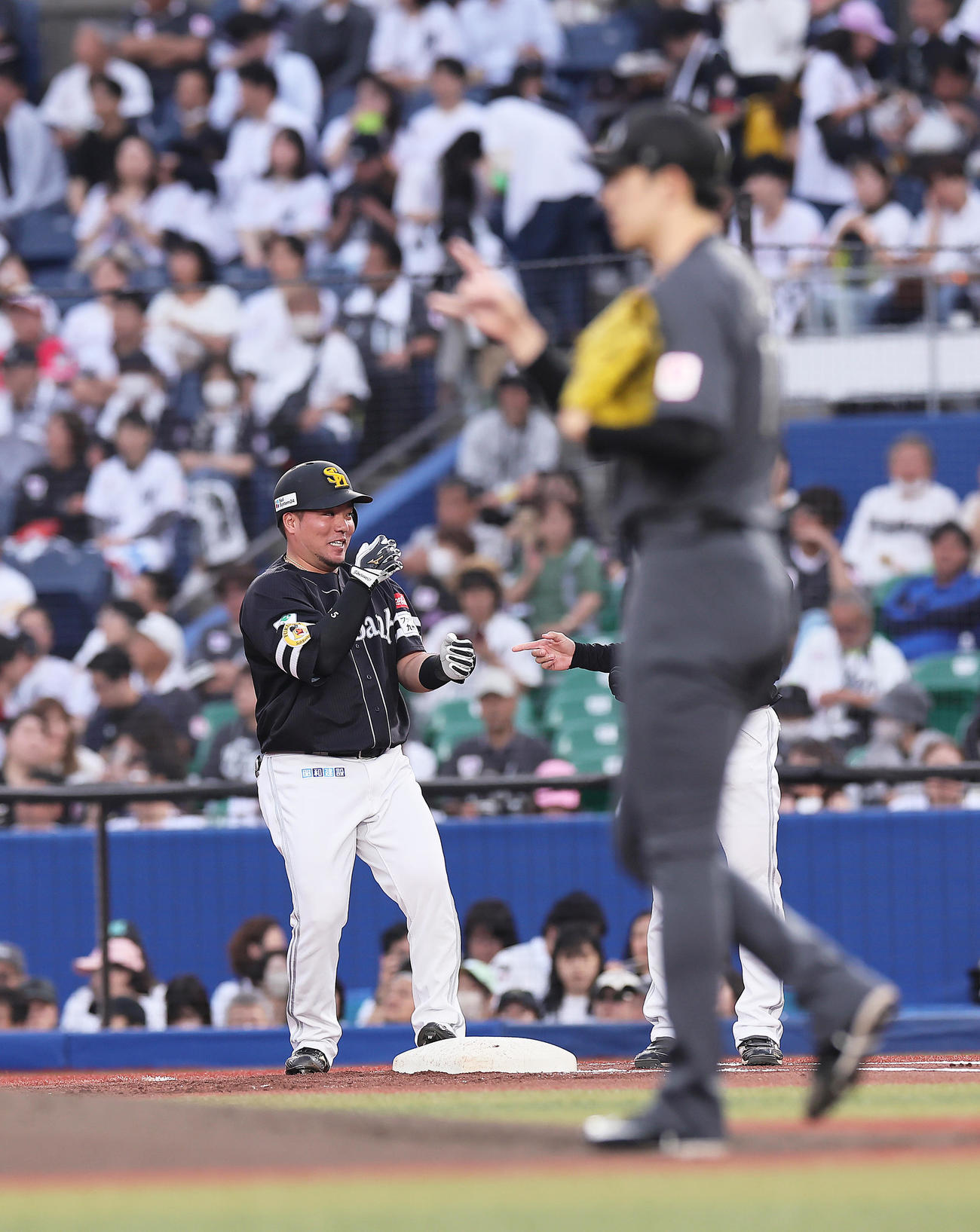 ロッテ対ソフトバンク　1回表ソフトバンク2死一塁、山川は右前打を放ち笑顔を見せる。手前は佐々木（撮影・足立雅史）