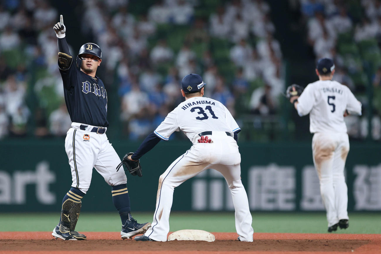 西武対オリックス　9回表オリックス1死一、二塁、左翼線に2点適時二塁打を放ち、ベンチに向かいポーズを決める森（左）（撮影・河田真司）