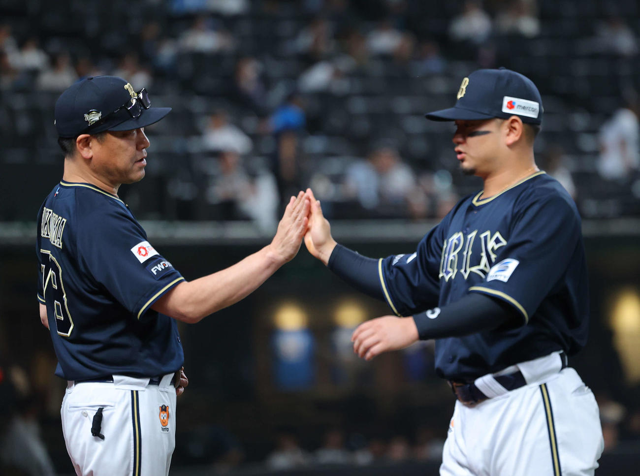 西武対オリックス　西武に勝利し、森（右）らナインを迎えるオリックス中嶋監督（撮影・河田真司）