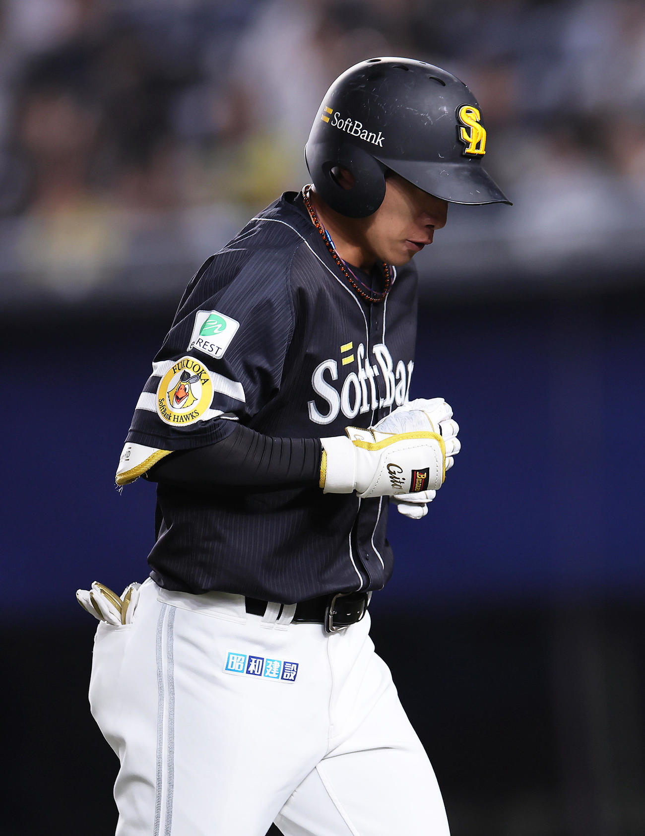 ロッテ対ソフトバンク　8回表ソフトバンク1死、二ゴロに倒れた柳田（右）（撮影・足立雅史）