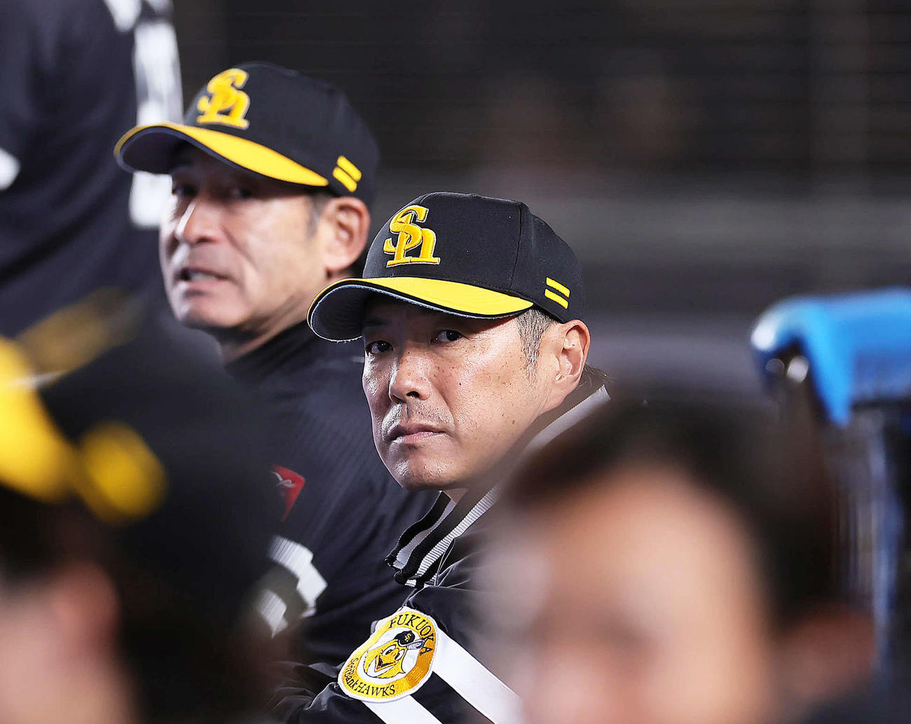 ロッテ対ソフトバンク　戦況を見つめるソフトバンク小久保監督（右）（撮影・足立雅史）