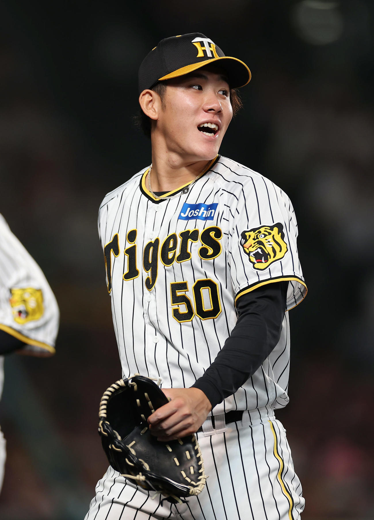 阪神対巨人　7回表巨人2死一、三塁、坂本を空振り三振に仕留め笑顔を見せる富田（撮影・前田充）