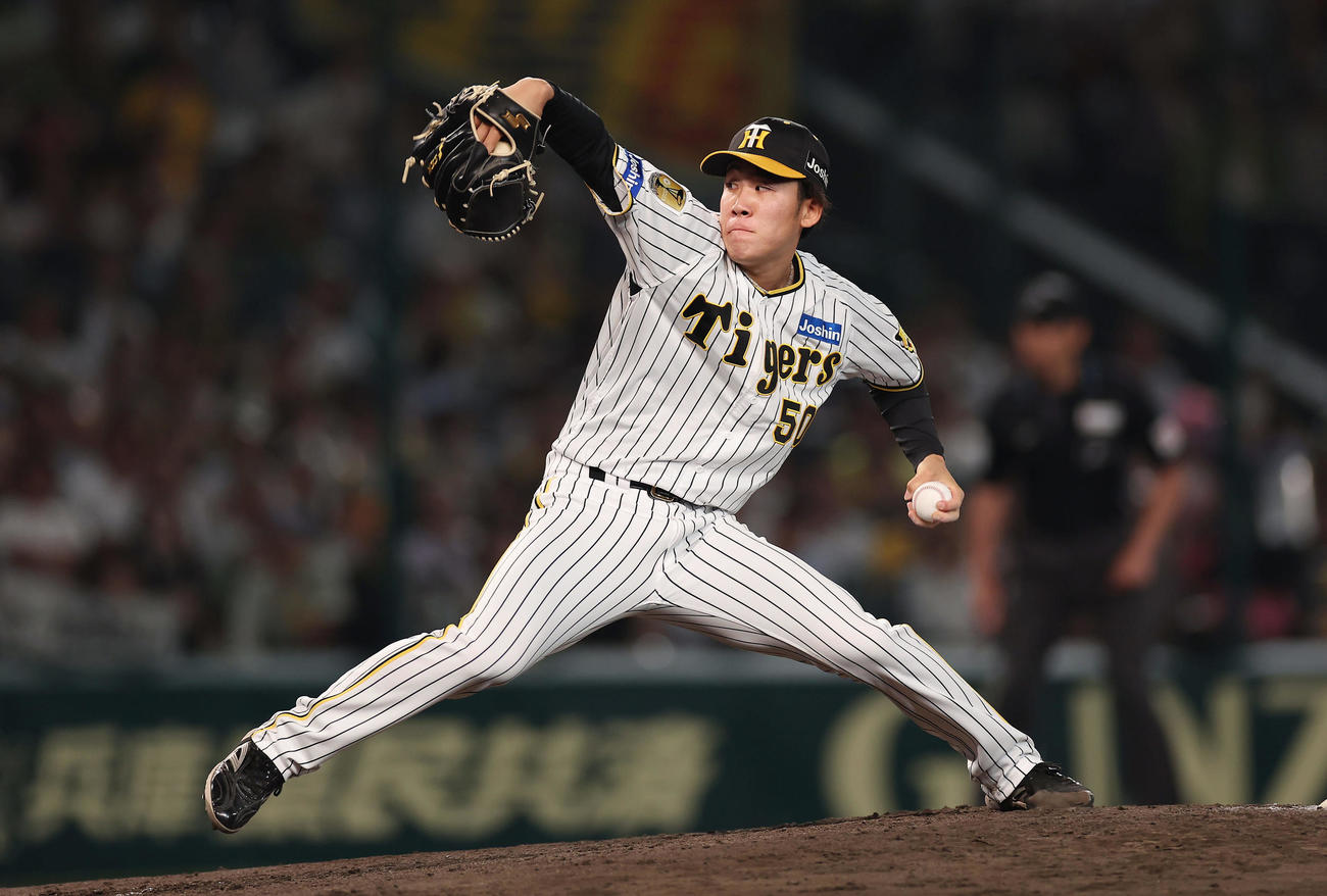 阪神対巨人　力投する阪神4番手の富田（撮影・前田充）