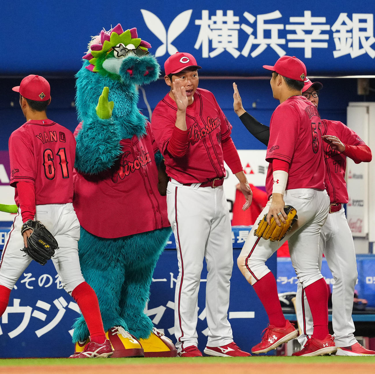 DeNA対広島　試合後、広島小園（右）とタッチを交わす新井監督（撮影・江口和貴）