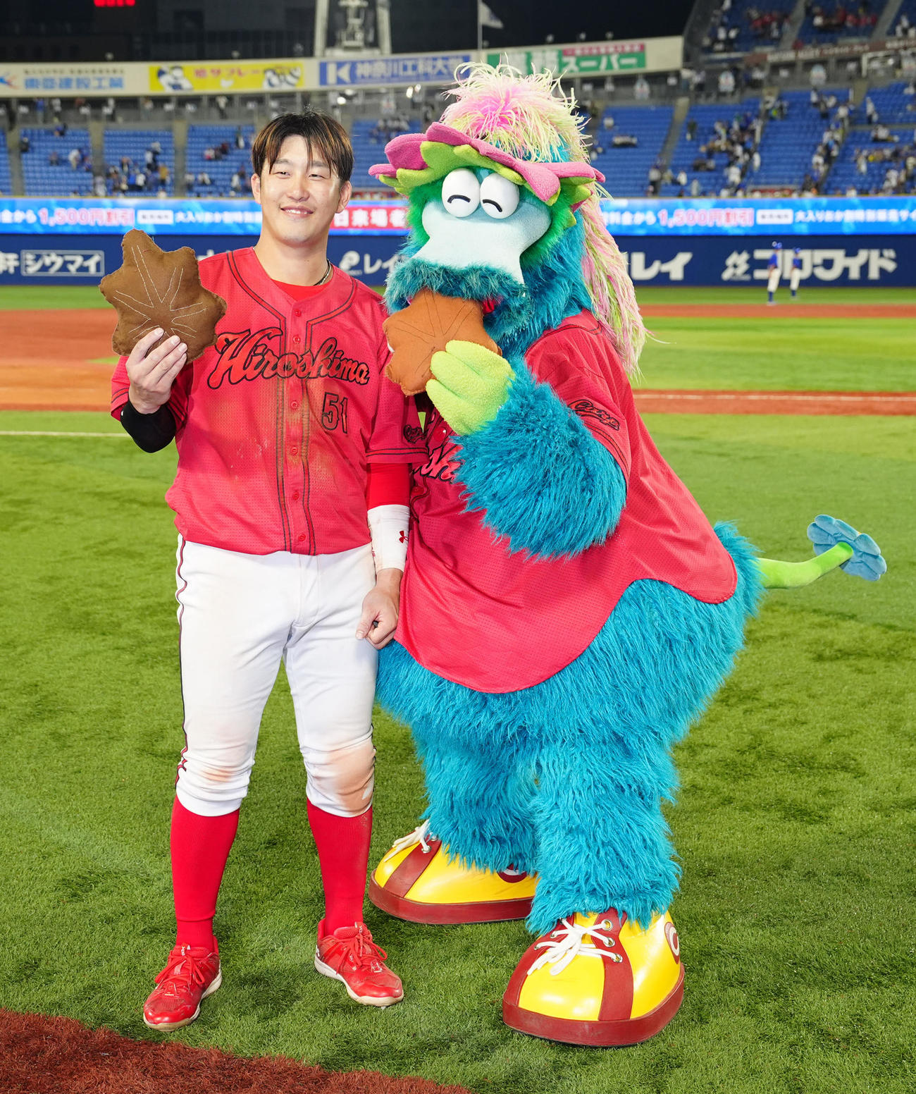 DeNA対広島　試合後、スラィリー（右）と写真に納まる広島小園（撮影・江口和貴）