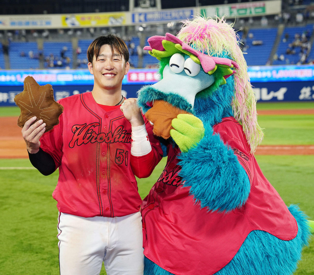 DeNA対広島　試合後、スラィリー（右）と写真に納まる広島小園（撮影・江口和貴）