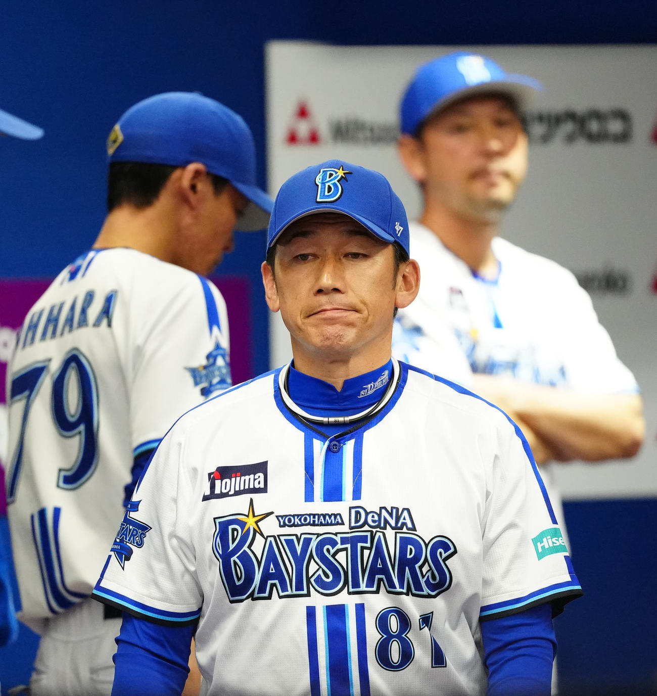 DeNA対広島　8回表終了後、ベンチでDeNA東に声をかけに向かう三浦監督（撮影・江口和貴）