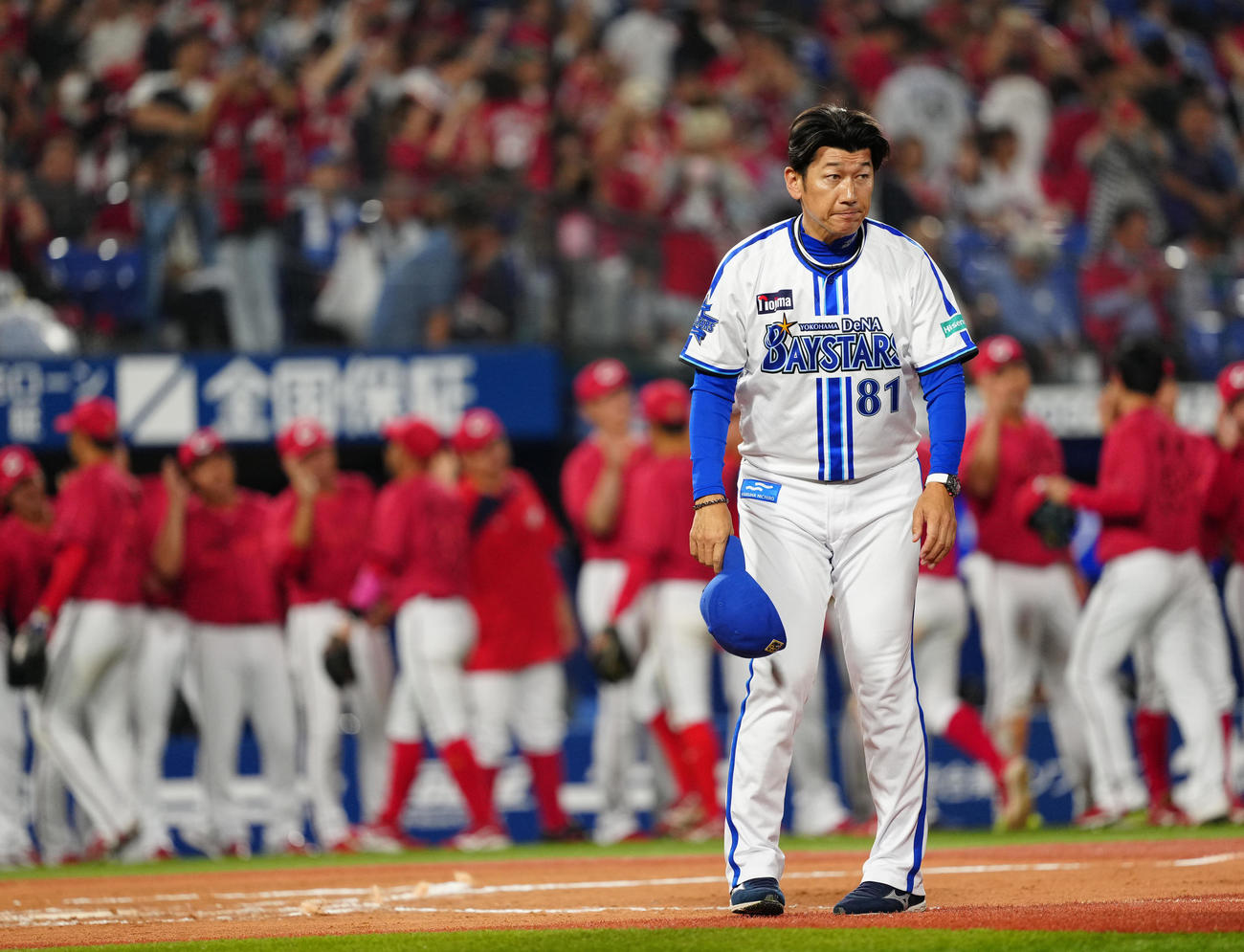 DeNA対広島　試合後、あいさつするDeNA三浦監督（撮影・江口和貴）