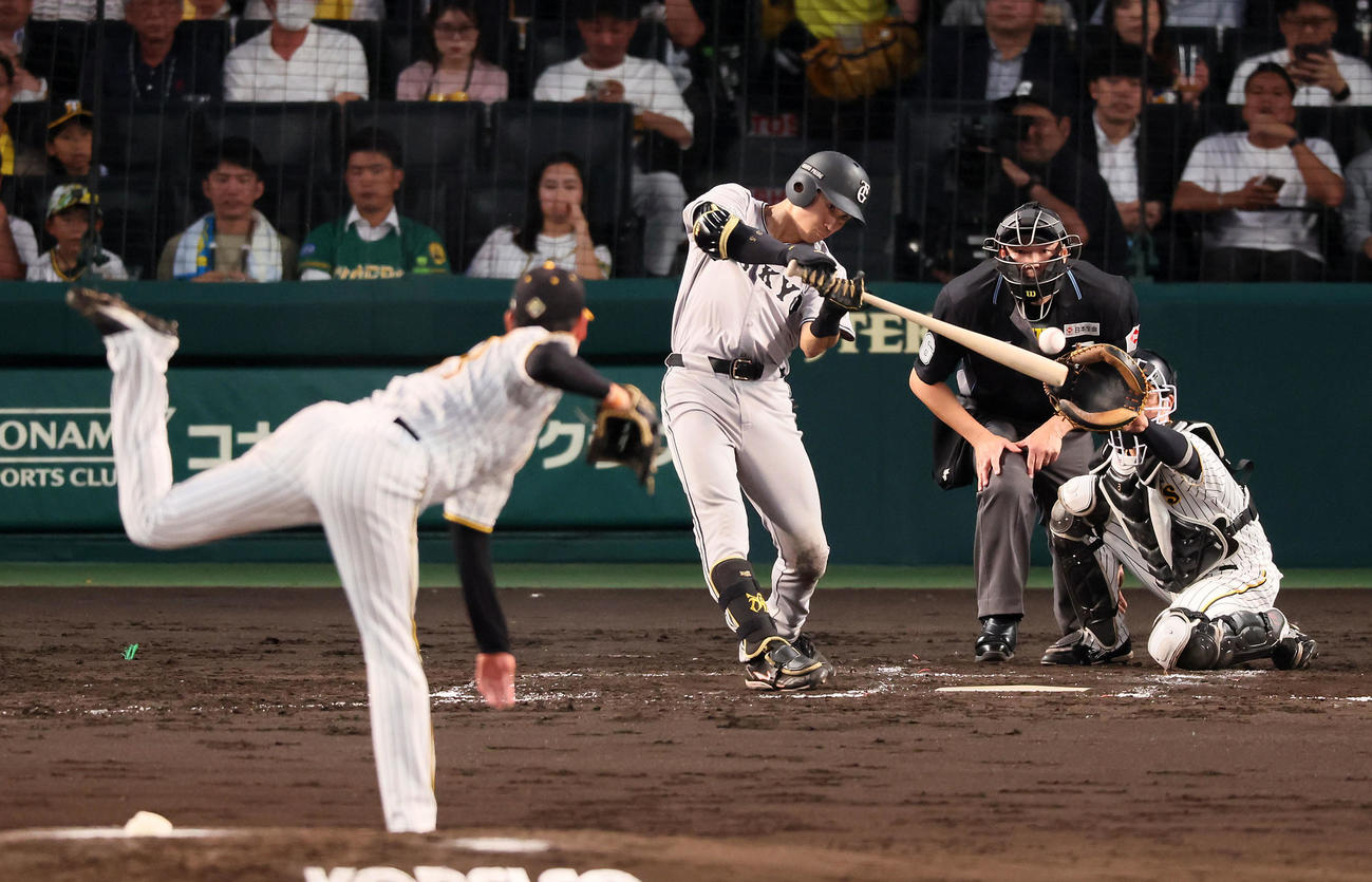 阪神対巨人　5回表巨人1死二塁、泉口は左適時打を放つ。投手は及川（撮影・加藤哉）