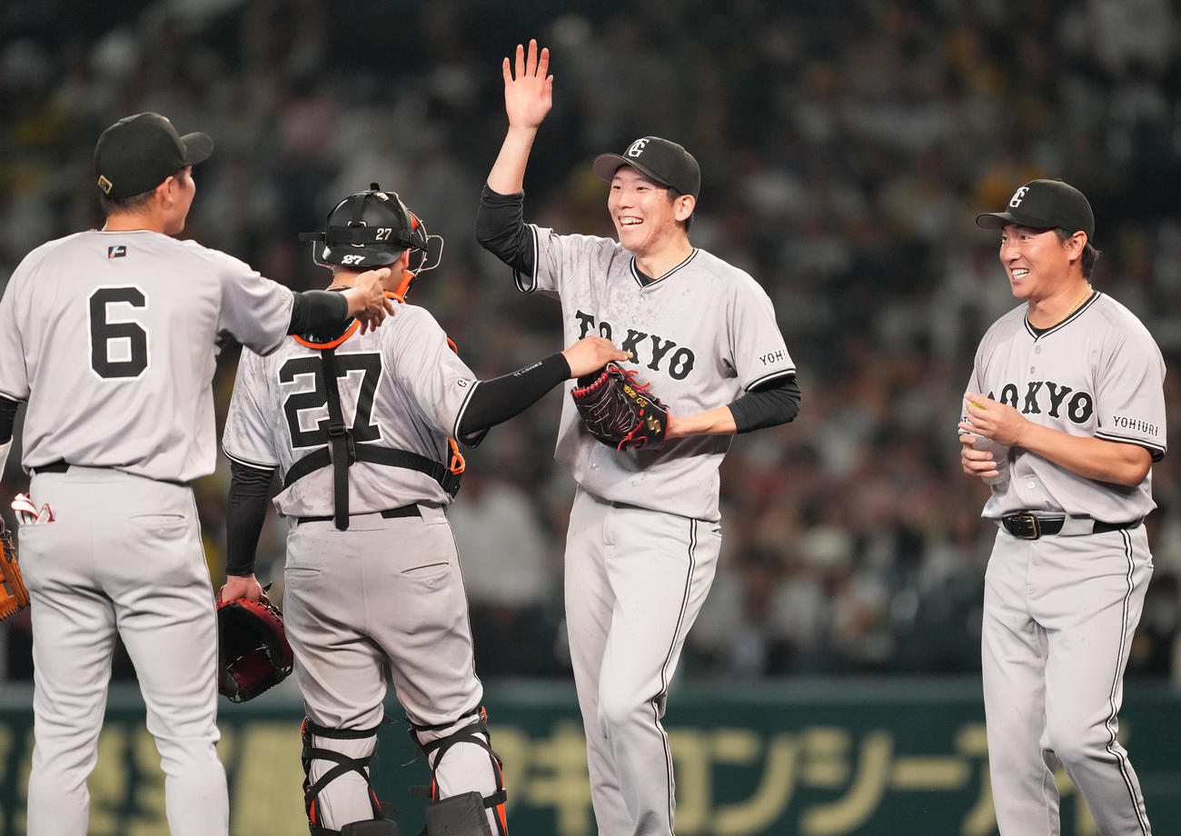 阪神対巨人　ノーヒットノーランを達成し、ナインに祝福され、笑顔を見せる戸郷（左から3人目）（撮影・菅敏）