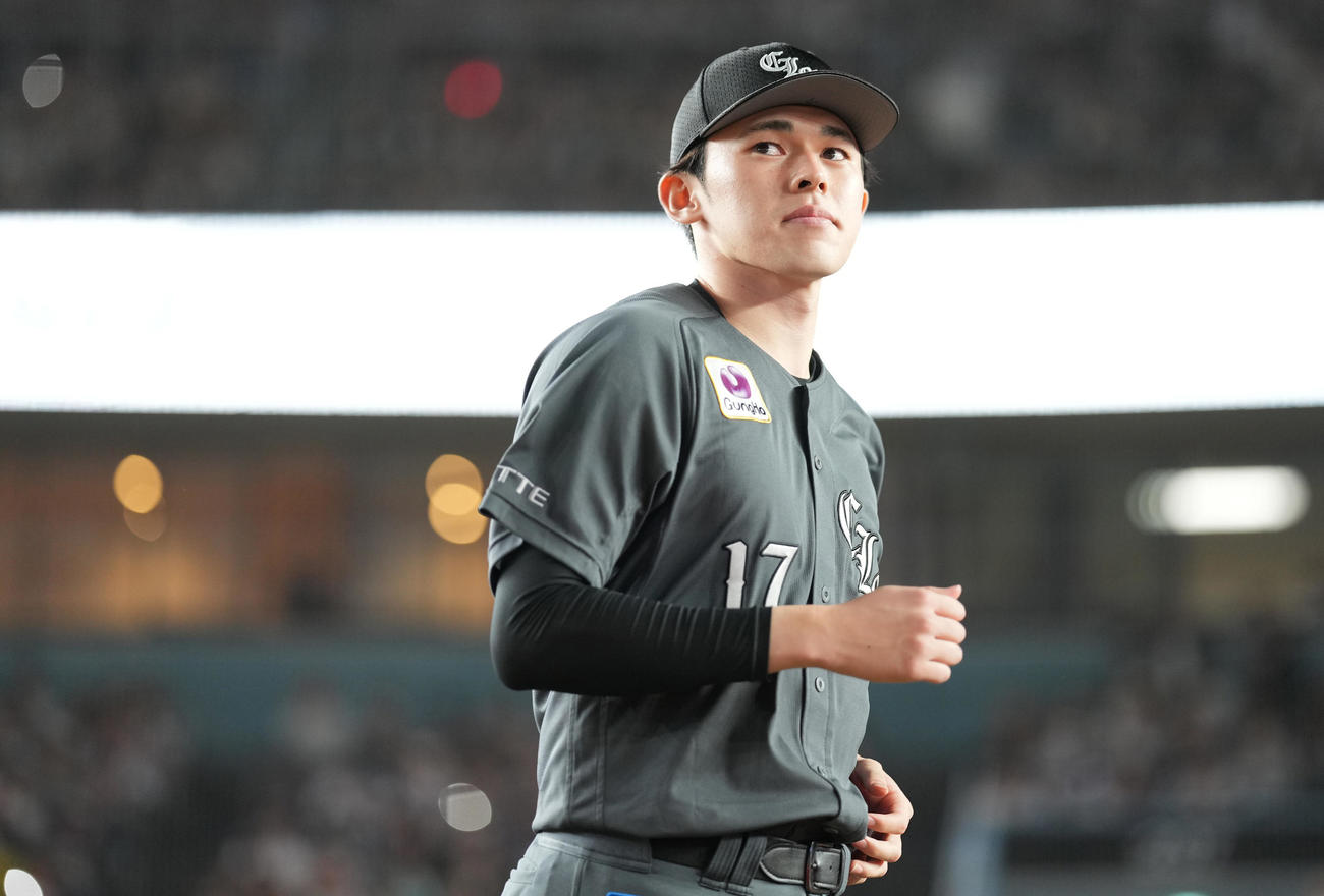 ロッテ対ソフトバンク　ソフトバンクに勝利し、お立ち台に向かうロッテ佐々木（撮影・鈴木みどり）