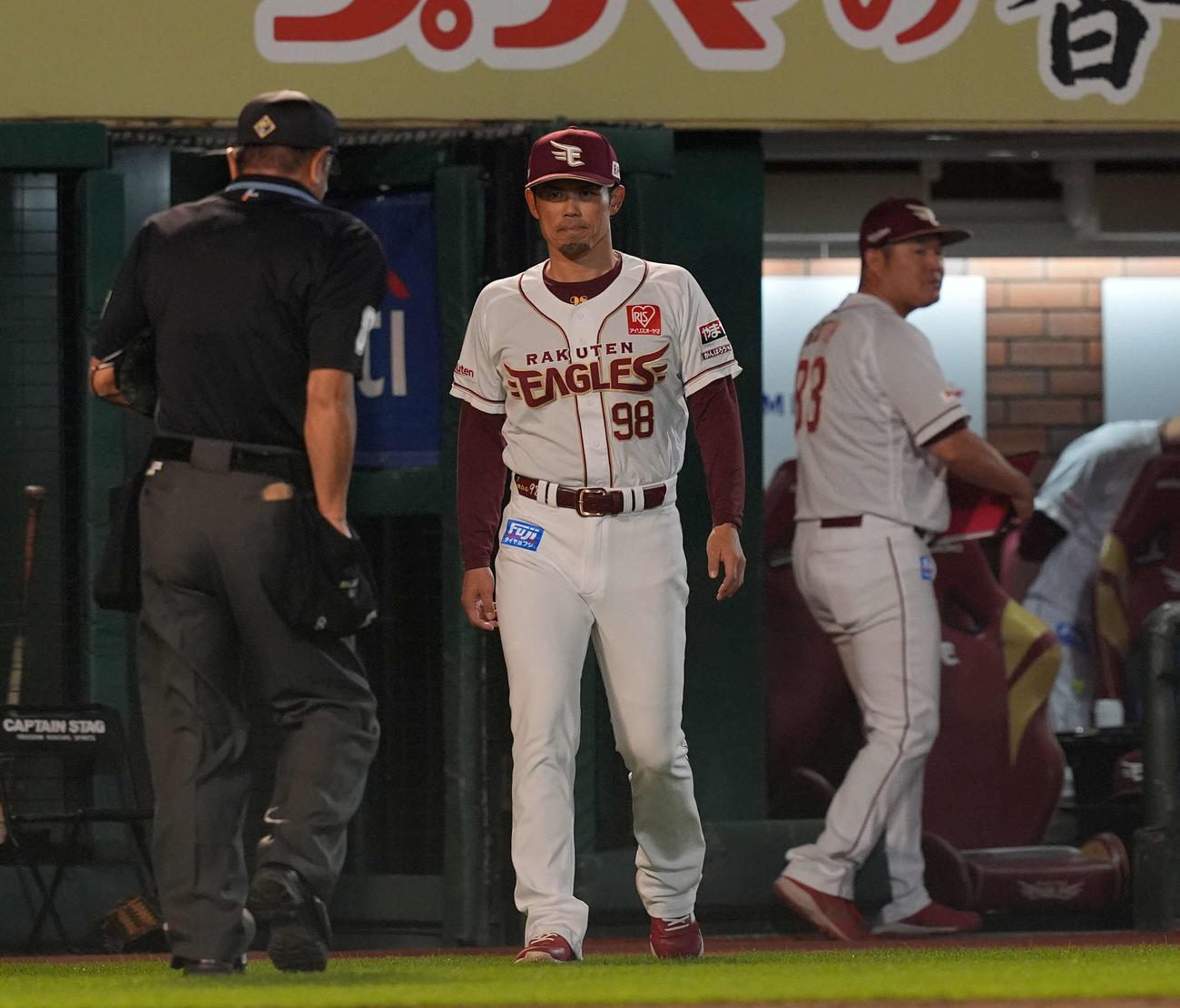 楽天対日本ハム　選手交代を告げる楽天今江監督（中央）（撮影・井上学）