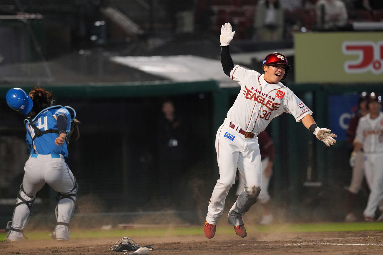 楽天対日本ハム　9回裏楽天1死満塁、茂木の適時打で平良が生還（撮影・井上学）