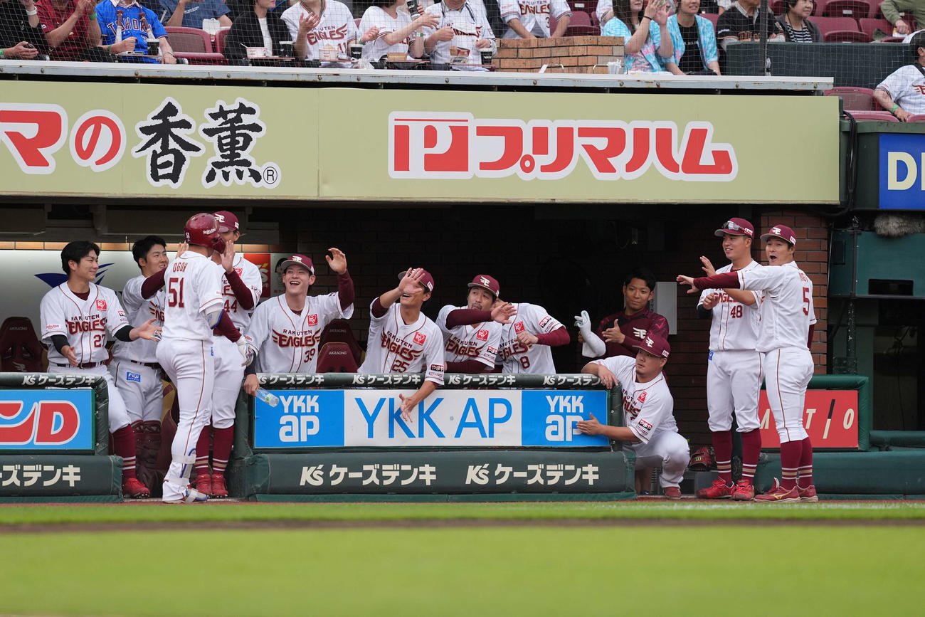 楽天対日本ハム　1回裏楽天無死、先頭打者本塁打を放ち生還した小郷（左から3人目）を出迎える楽天ナイン（撮影・井上学）