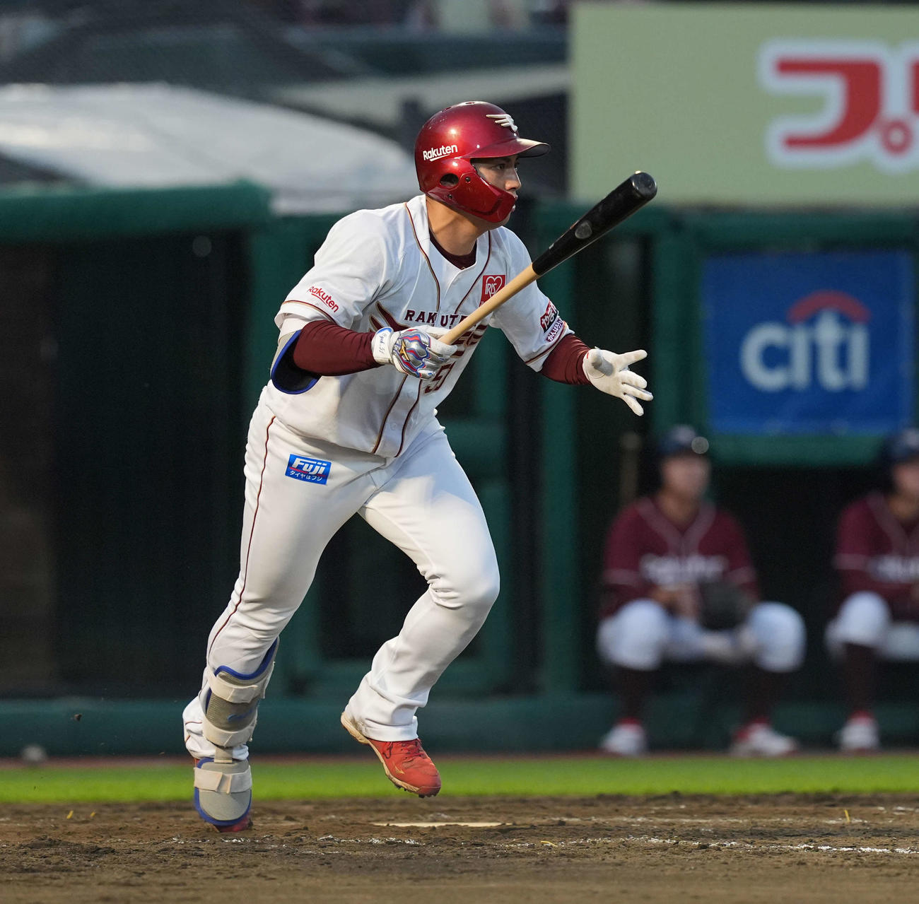 楽天対日本ハム　3回裏楽天2死、中前打を放つ小郷（撮影・井上学）