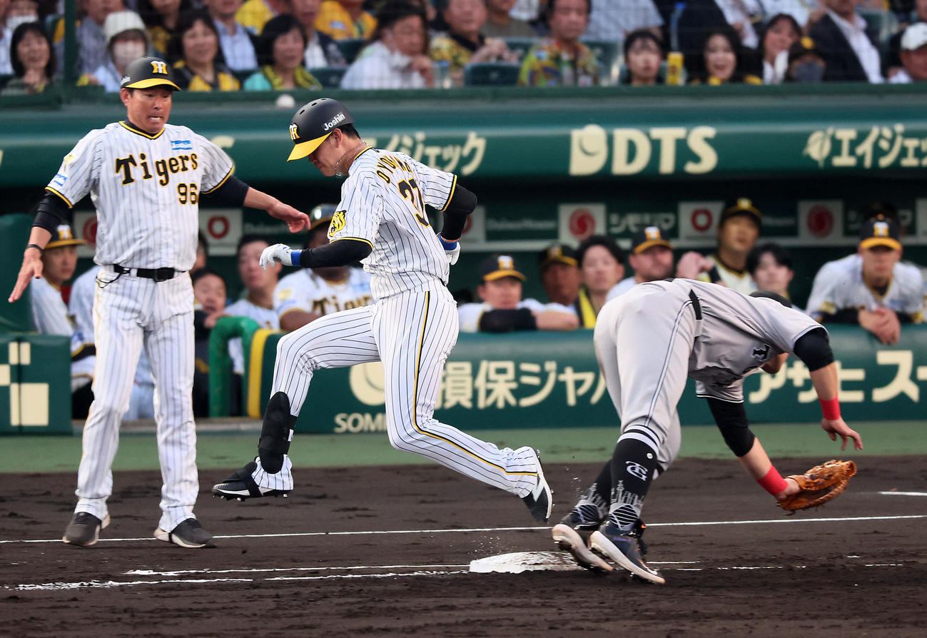 阪神対巨人　3回裏阪神2死、及川は投失で出塁。一塁手は岡本和（撮影・加藤哉）