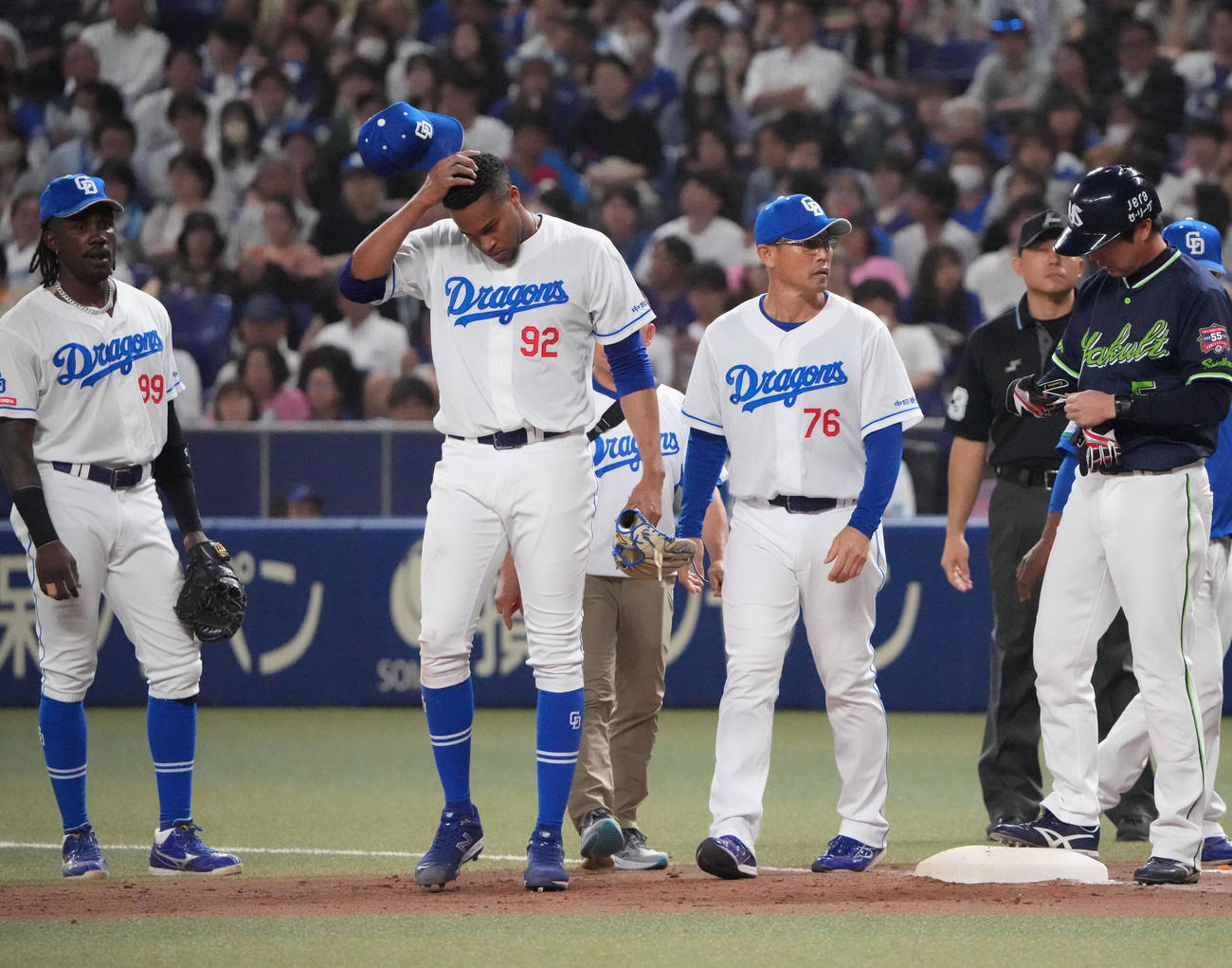 中日対ヤクルト　10回表ヤクルト2死満塁、川端と接触しさえない表情のマルティネス（左から2人目）（撮影・森本幸一）