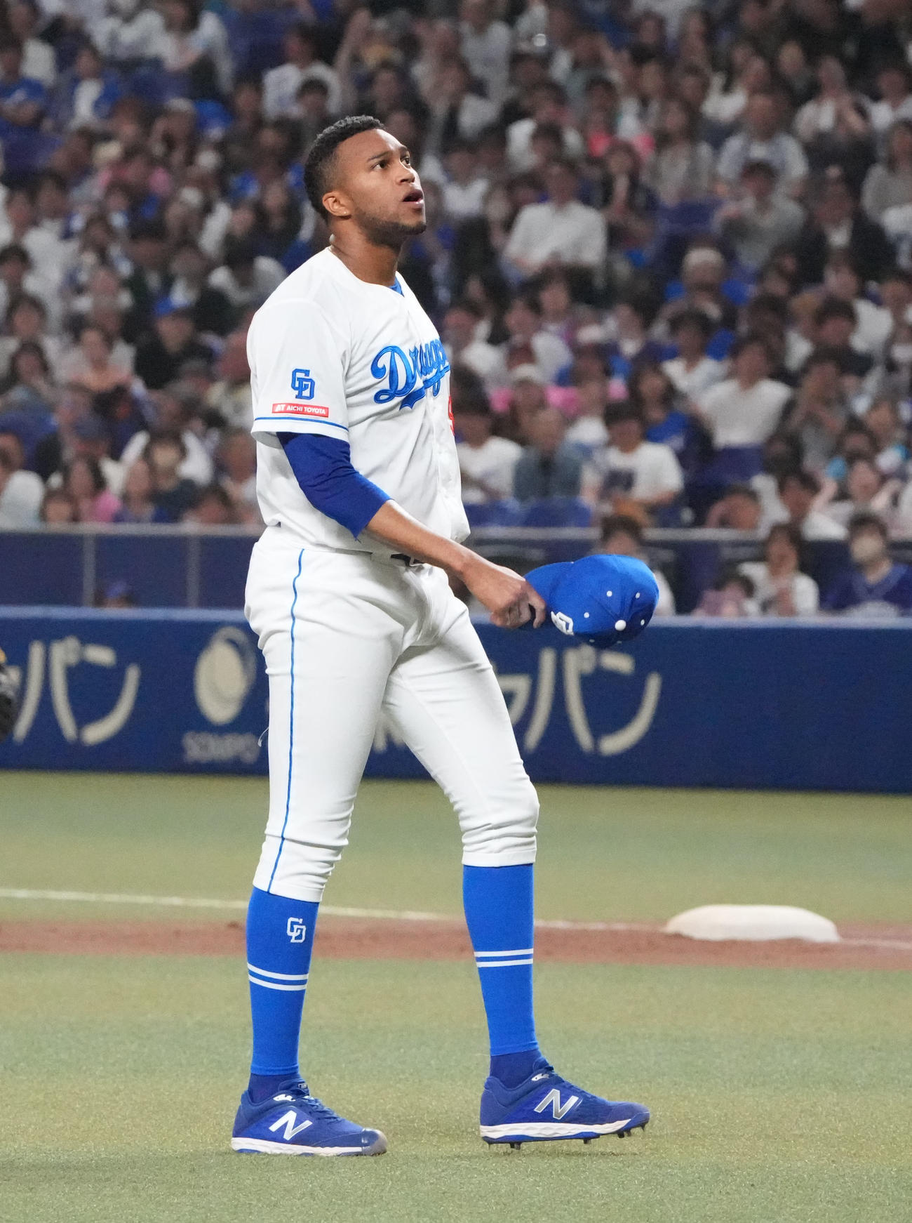 中日対ヤクルト　10回表ヤクルト2死満塁、西川に押し出し四球を与えがっくりのマルティネス（撮影・森本幸一）