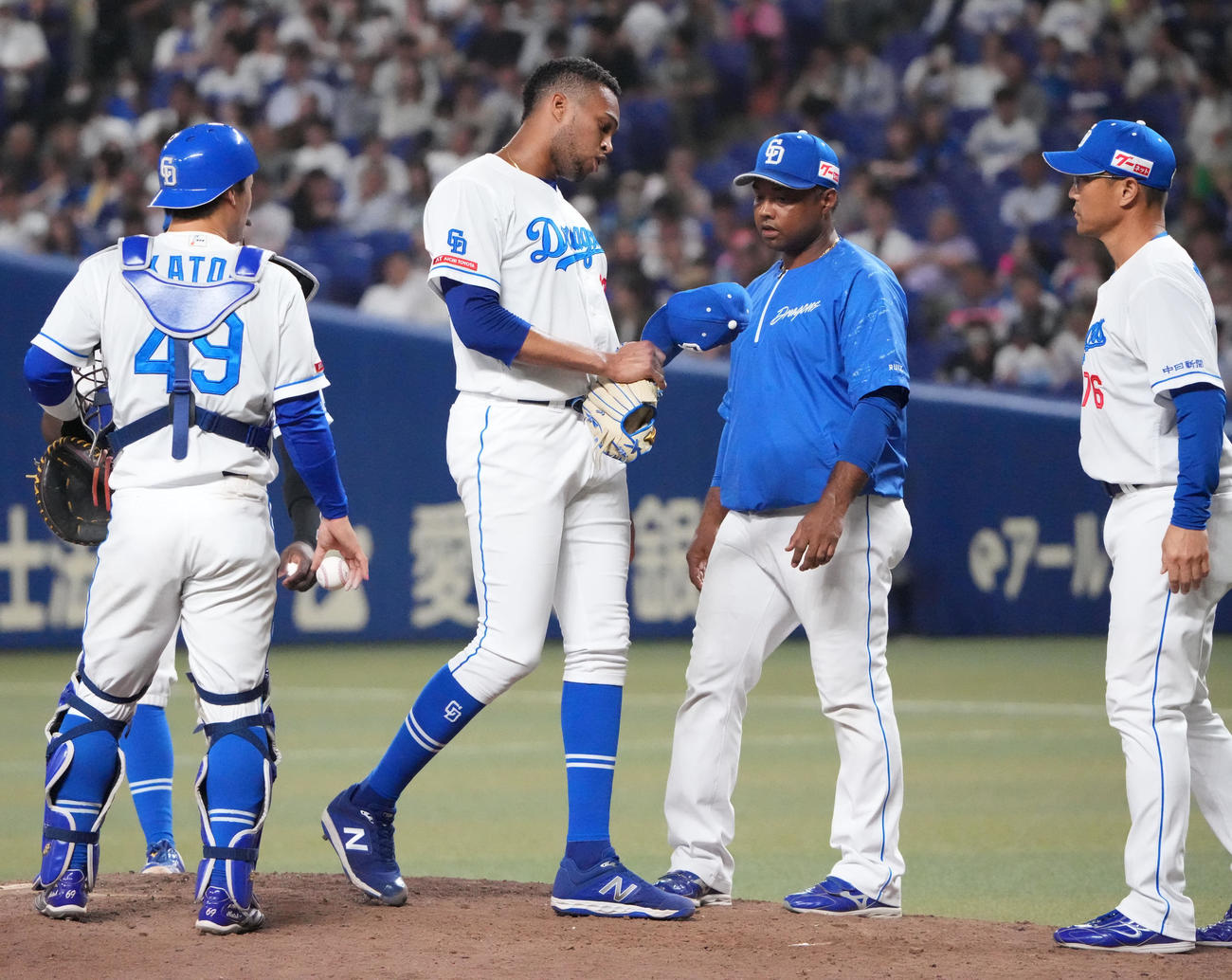 中日対ヤクルト　10回表ヤクルト2死満塁、西川に押し出し四球を与えイラつくマルティネス（左から2人目）（撮影・森本幸一）